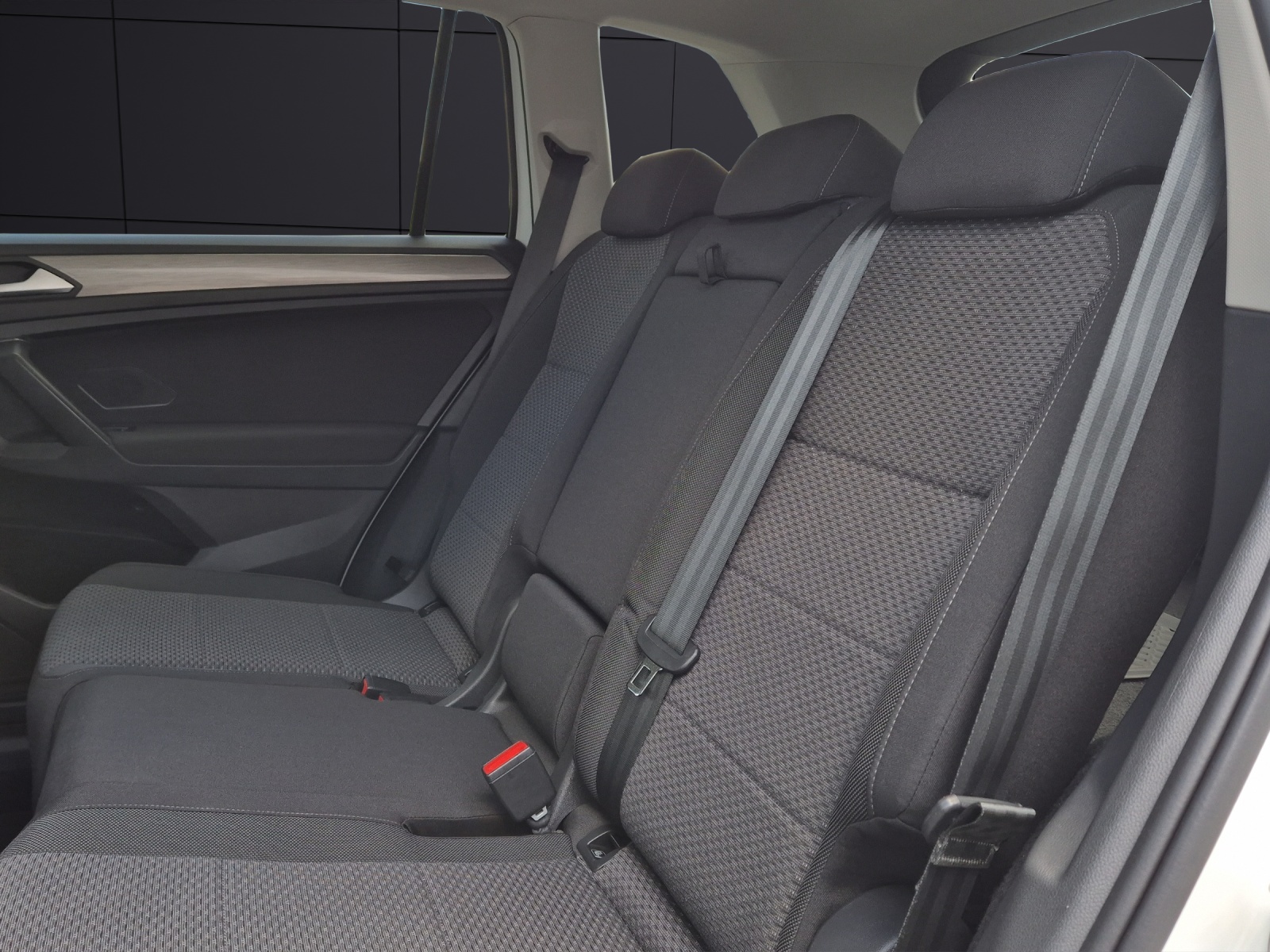 Fahrzeugabbildung Volkswagen Tiguan Allspace TSI Comfortline DSG LED Navi AID ACC RFK HUD SHZ