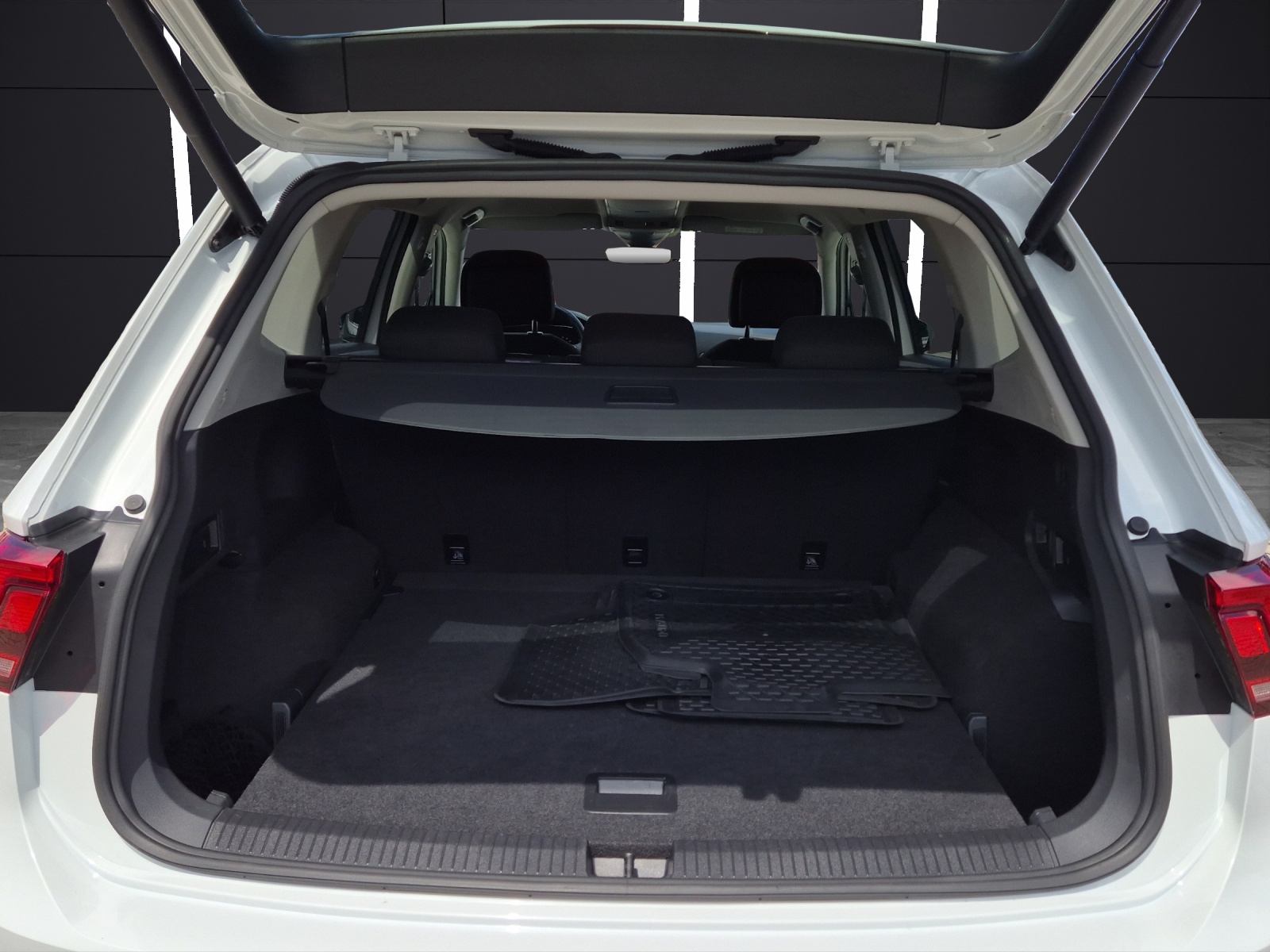 Fahrzeugabbildung Volkswagen Tiguan Allspace TSI Comfortline DSG LED Navi AID ACC RFK HUD SHZ