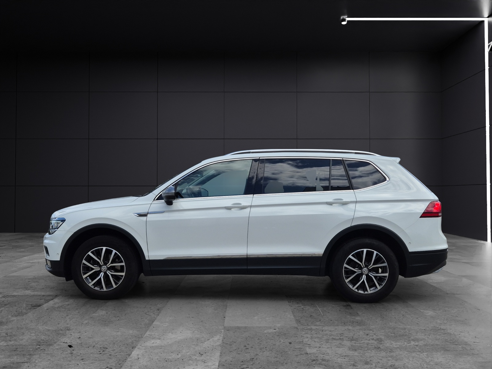 Fahrzeugabbildung Volkswagen Tiguan Allspace TSI Comfortline DSG LED Navi AID ACC RFK HUD SHZ