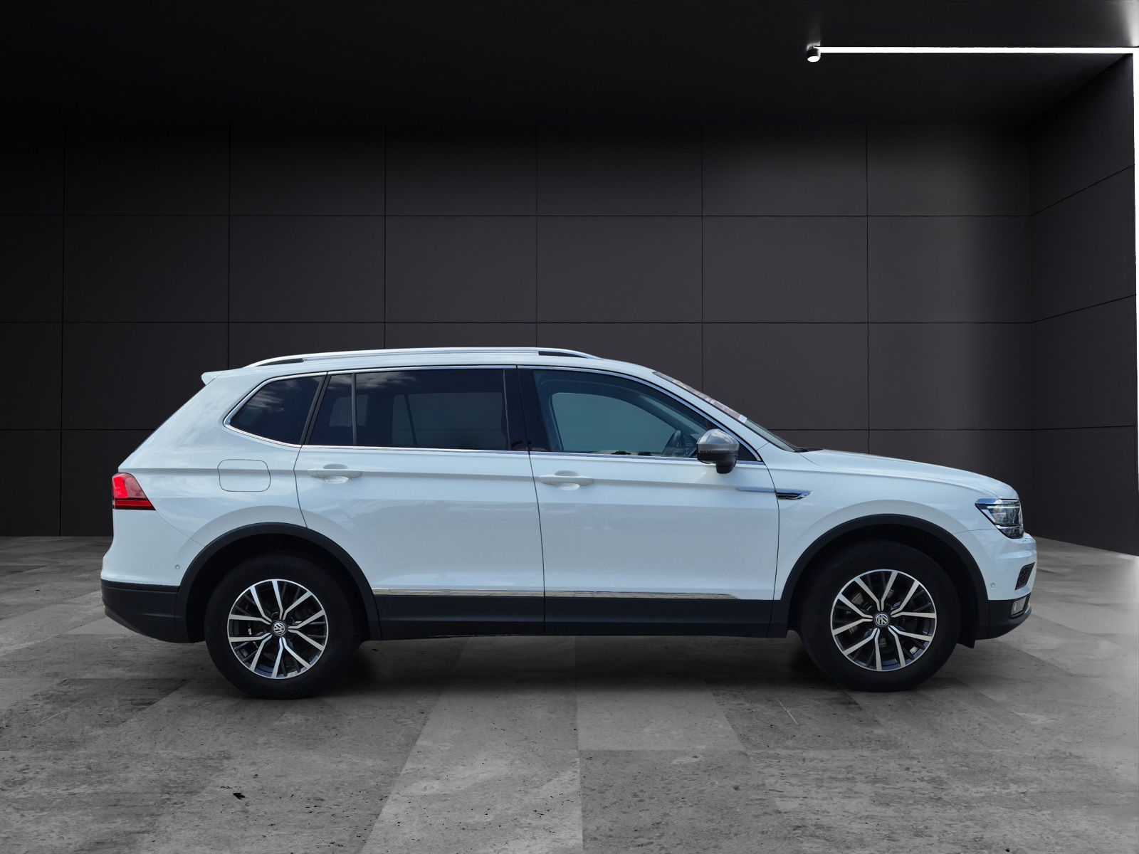 Fahrzeugabbildung Volkswagen Tiguan Allspace TSI Comfortline DSG LED Navi AID ACC RFK HUD SHZ