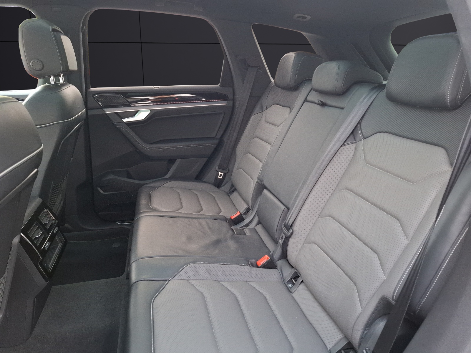 Fahrzeugabbildung Volkswagen Touareg R-Line TDI 4M IQ.Light ACC AHK STH PANO LUFT SH LRHzg 360° AppConnect Ambiente