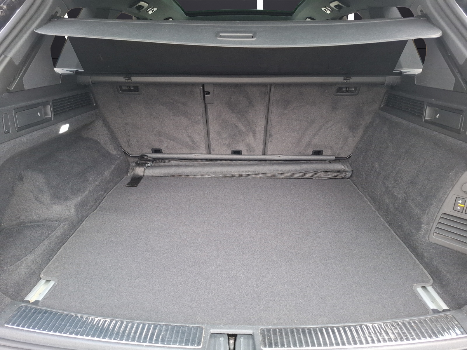 Fahrzeugabbildung Volkswagen Touareg R-Line TDI 4M IQ.Light ACC AHK STH PANO LUFT SH LRHzg 360° AppConnect Ambiente