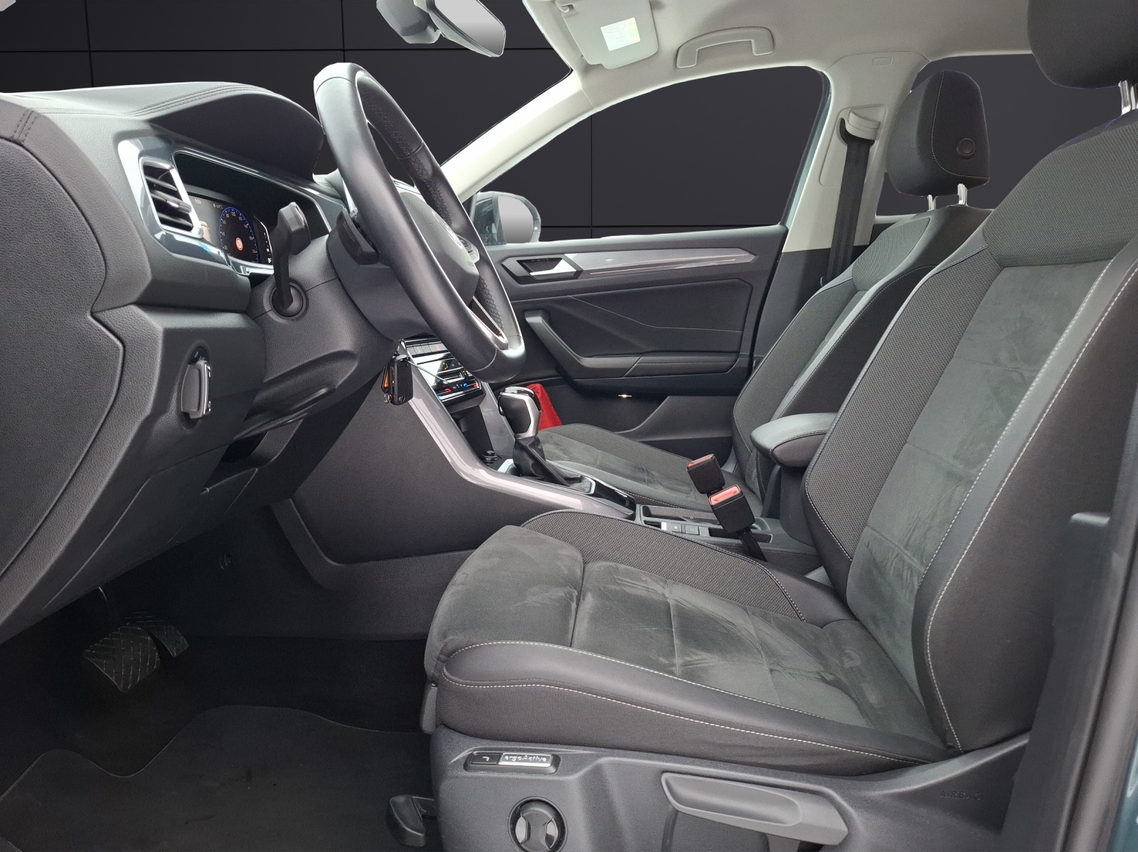 Fahrzeugabbildung Volkswagen T-Roc TSI Style DSG LED-plus AHK Navi AID ACC Park-Assist SH