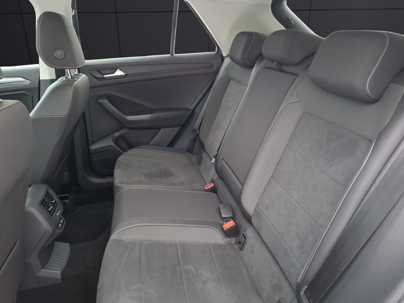 Fahrzeugabbildung Volkswagen T-Roc TSI Style DSG LED-plus AHK Navi AID ACC Park-Assist SH