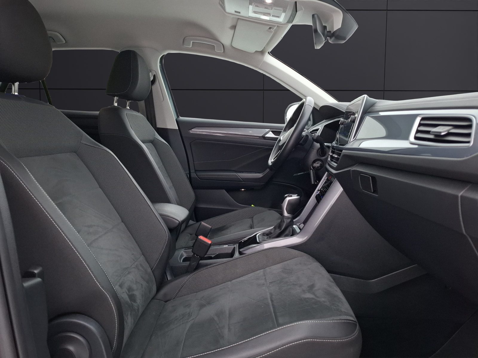 Fahrzeugabbildung Volkswagen T-Roc TSI Style DSG LED-plus AHK Navi AID ACC Park-Assist SH