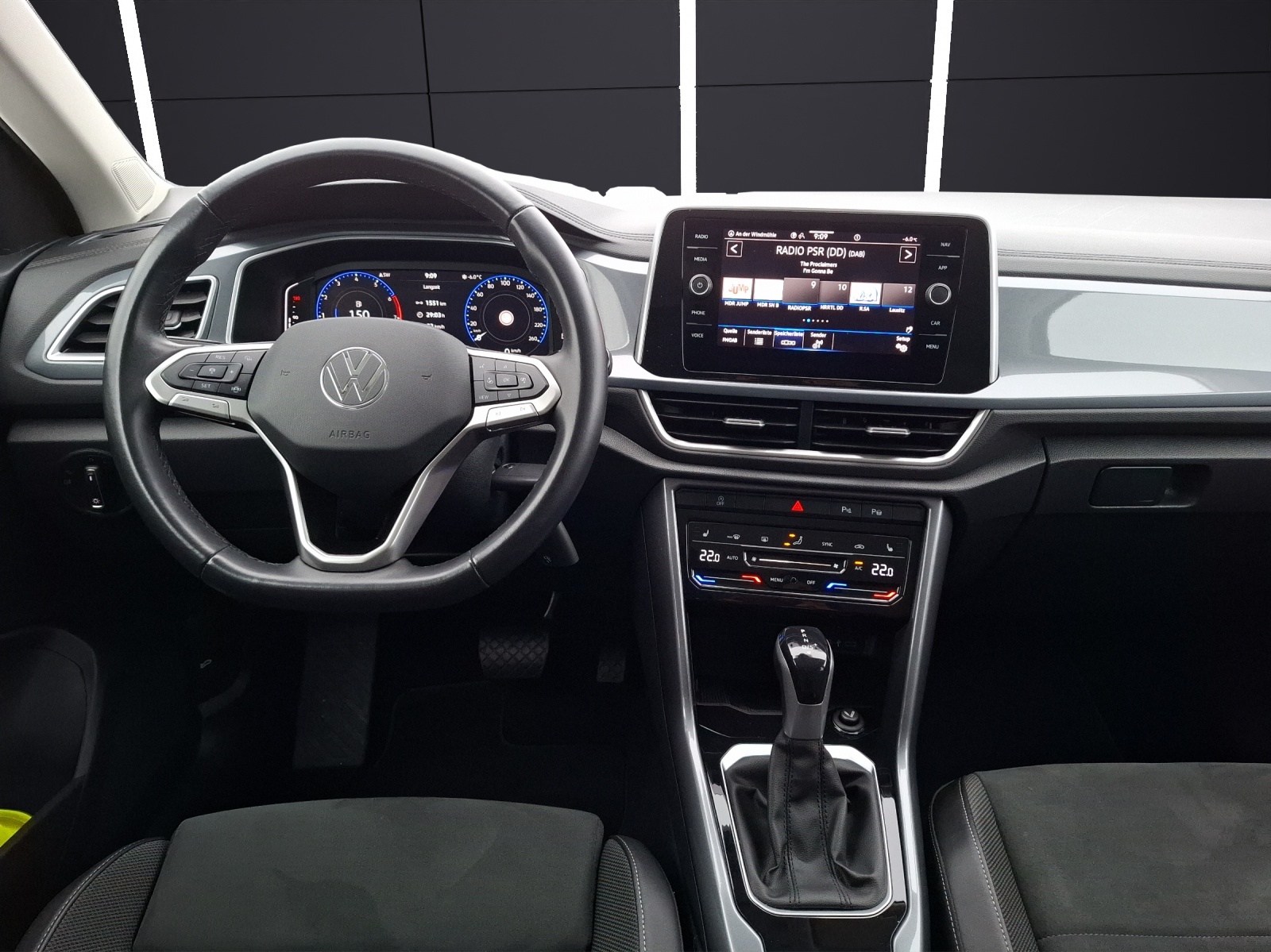 Fahrzeugabbildung Volkswagen T-Roc TSI Style DSG LED-plus AHK Navi AID ACC Park-Assist SH