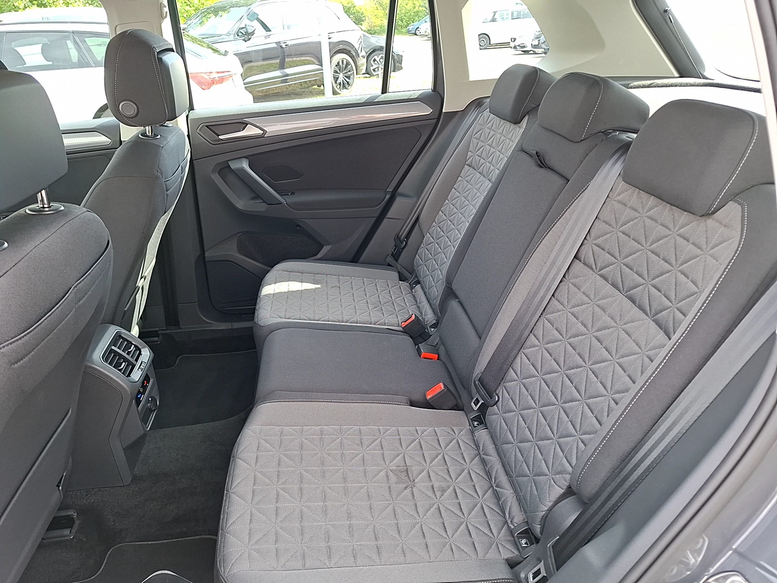 Fahrzeugabbildung Volkswagen Tiguan TDI Life DSG 4M LED AHK Navi ACC Park-Assist SH