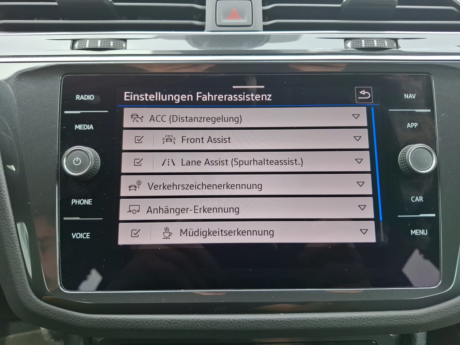 Fahrzeugabbildung Volkswagen Tiguan TDI Life DSG 4M LED AHK Navi ACC Park-Assist SH