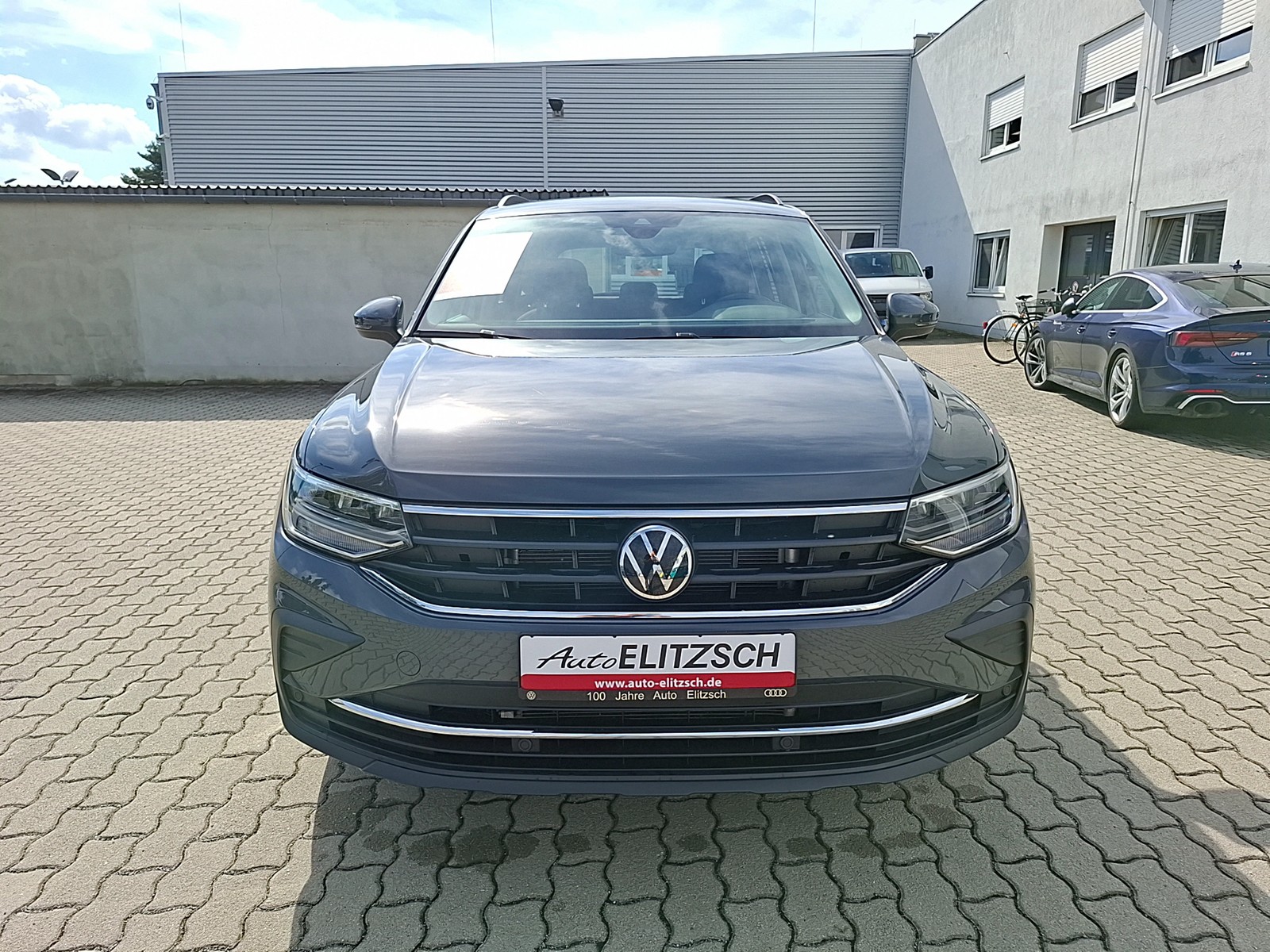 Fahrzeugabbildung Volkswagen Tiguan TDI Life DSG 4M LED AHK Navi ACC Park-Assist SH