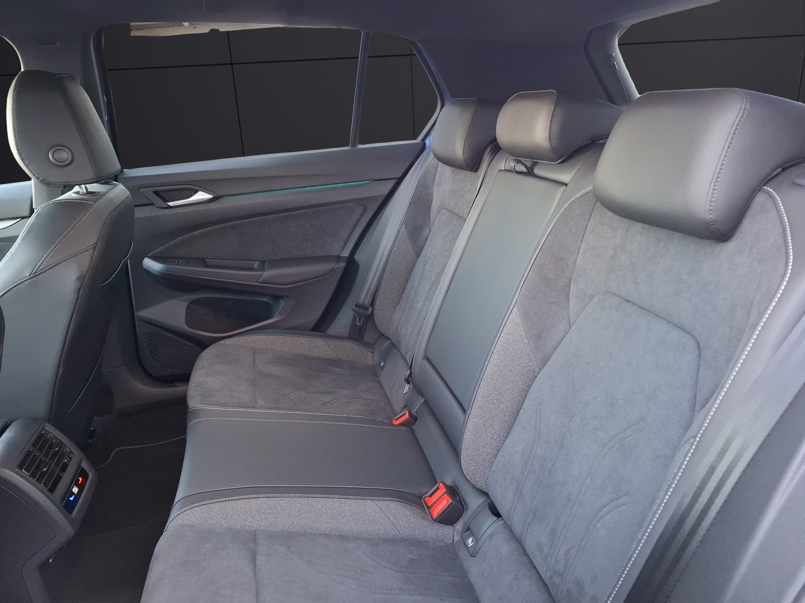 Fahrzeugabbildung Volkswagen Golf VIII eTSI Edition-50 DSG LEDplus AHK Navi Pano HUD AID ACC RFK SH 18