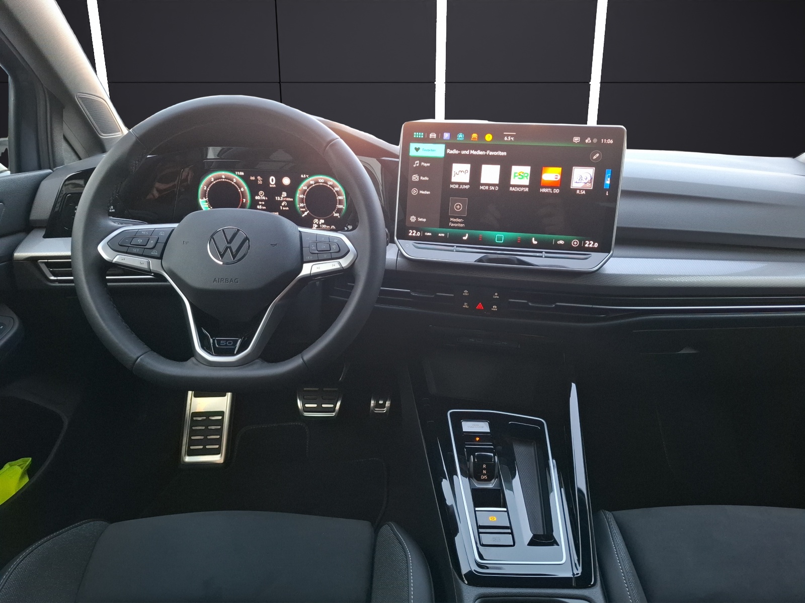 Fahrzeugabbildung Volkswagen Golf VIII eTSI Edition-50 DSG LEDplus AHK Navi Pano HUD AID ACC RFK SH 18