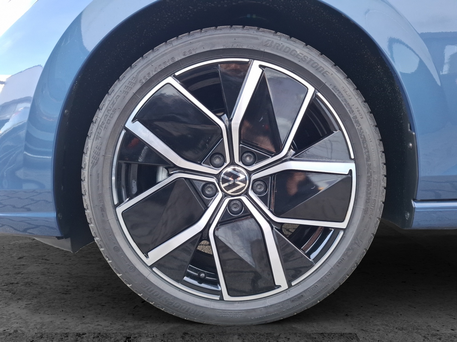 Fahrzeugabbildung Volkswagen Golf VIII eTSI Edition-50 DSG LEDplus AHK Navi Pano HUD AID ACC RFK SH 18