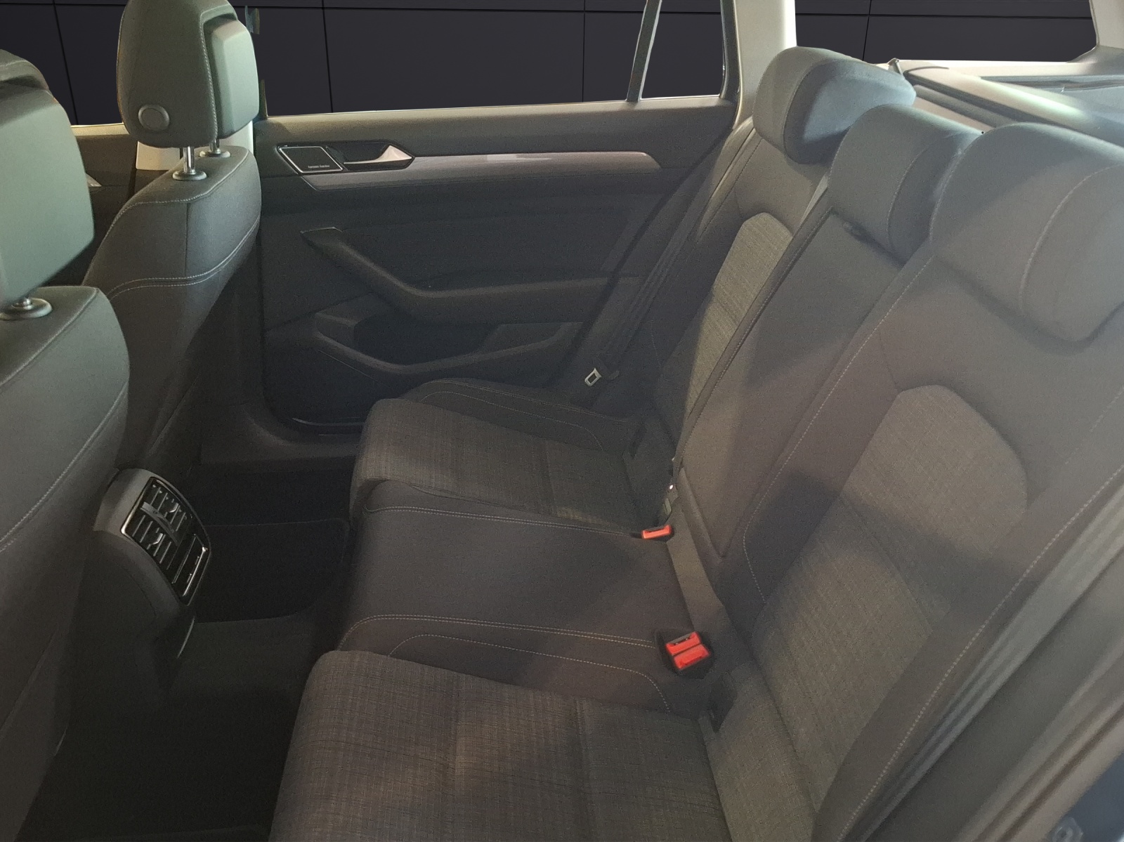 Fahrzeugabbildung Volkswagen Passat Variant TSI Business DSG LED Navi AID ACC RFK Harman SH