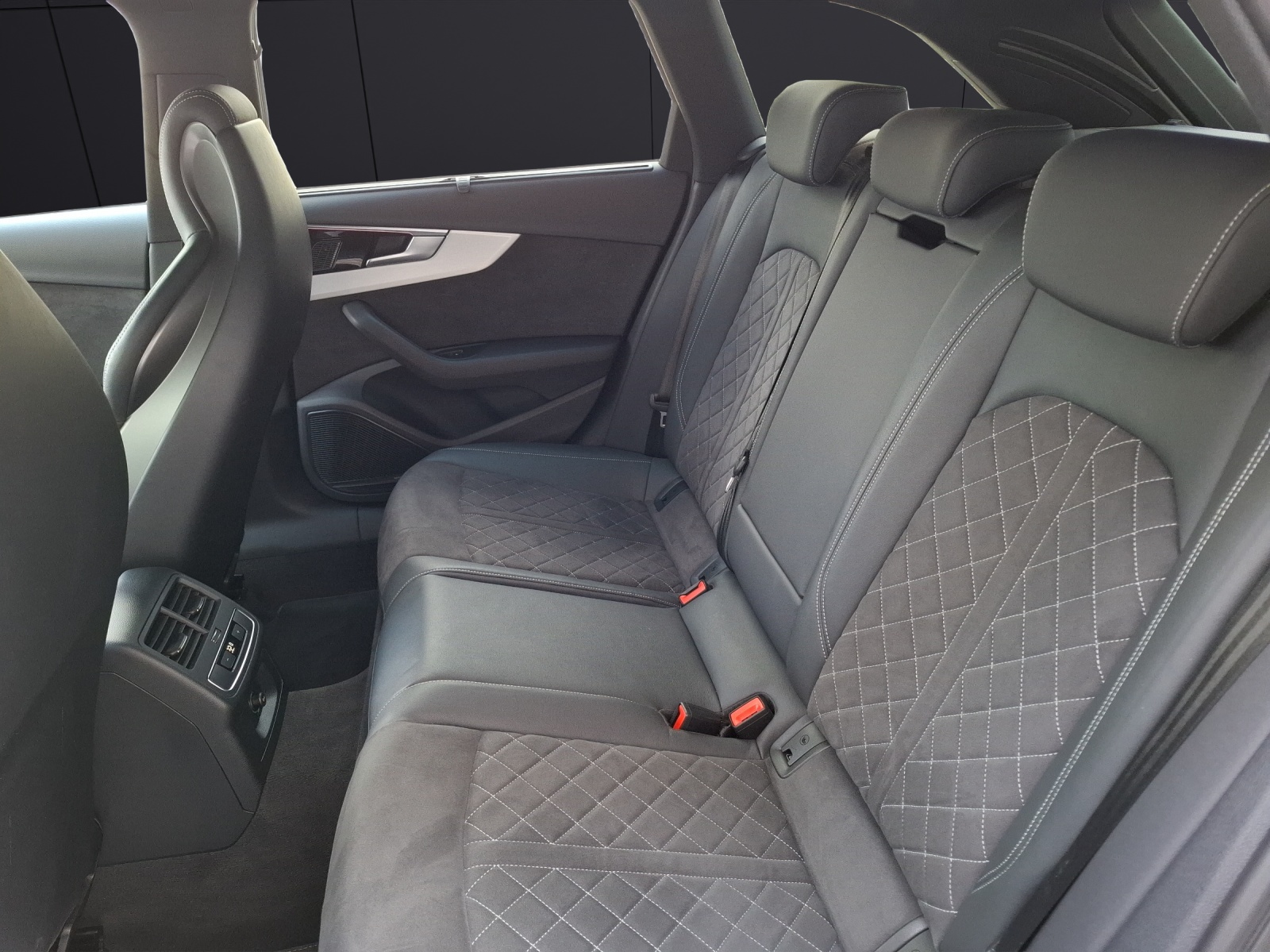 Fahrzeugabbildung Audi S4 Avant TDI quattro Matrix AHK Navi AVC Pano B&O ACC RFK SH 19