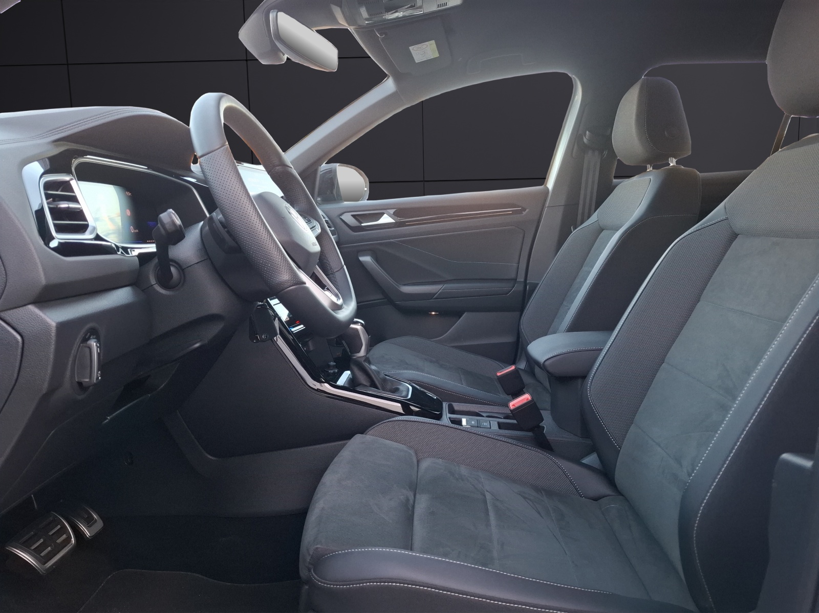 Fahrzeugabbildung Volkswagen T-Roc TSI R-Line DSG LED-plus AHK Navi AID ACC RFK SH 17