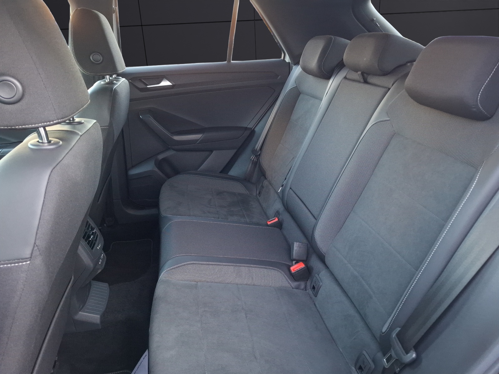 Fahrzeugabbildung Volkswagen T-Roc TSI R-Line DSG LED-plus AHK Navi AID ACC RFK SH 17