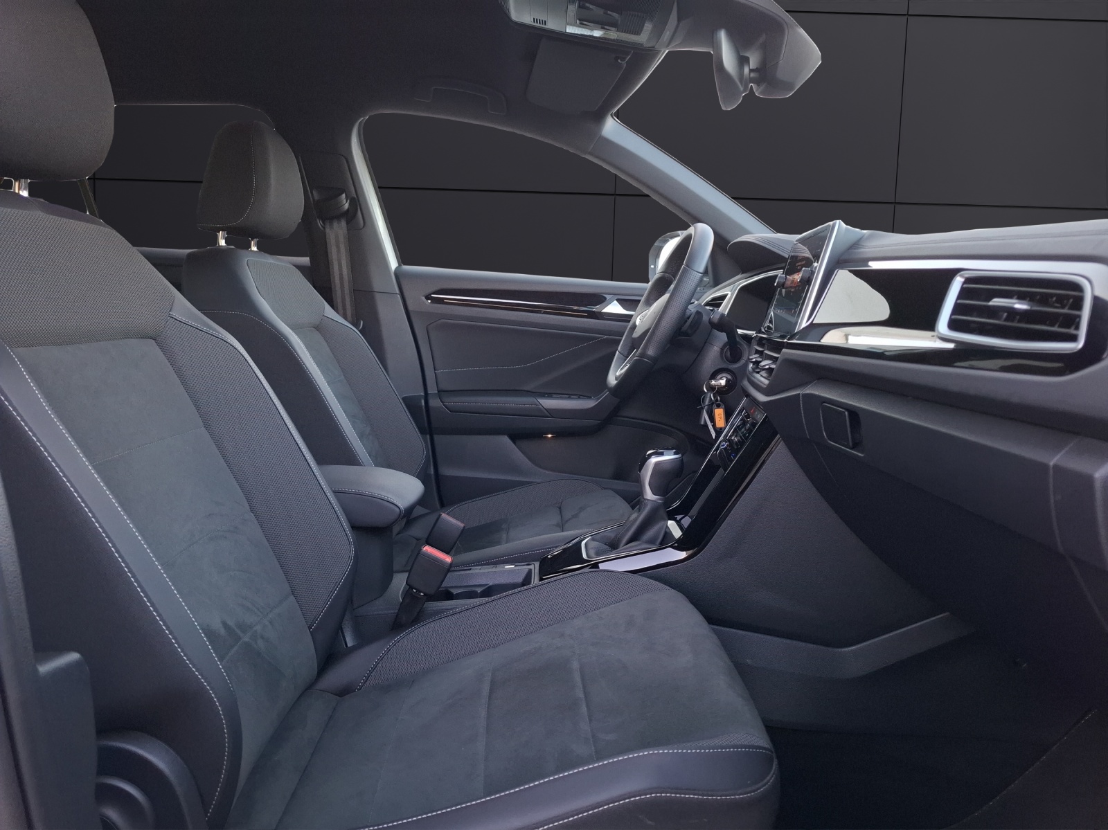 Fahrzeugabbildung Volkswagen T-Roc TSI R-Line DSG LED-plus AHK Navi AID ACC RFK SH 17