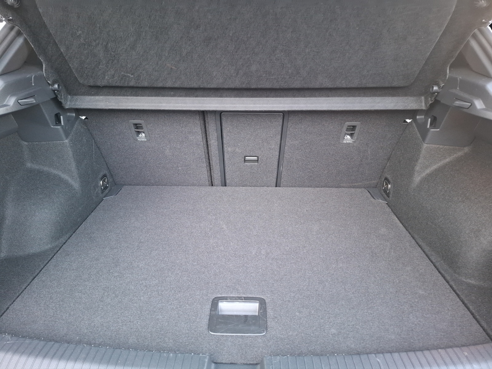 Fahrzeugabbildung Volkswagen T-Roc TSI R-Line DSG LED-plus AHK Navi AID ACC RFK SH 17