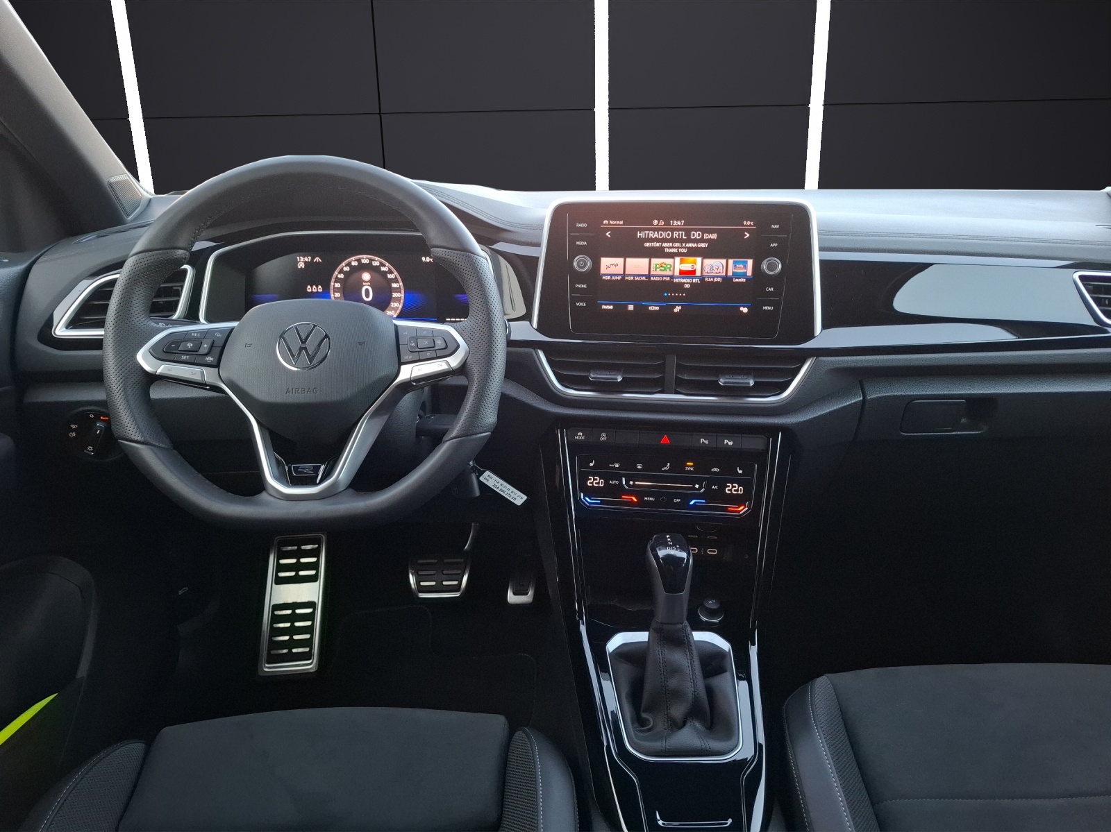 Fahrzeugabbildung Volkswagen T-Roc TSI R-Line DSG LED-plus AHK Navi AID ACC RFK SH 17