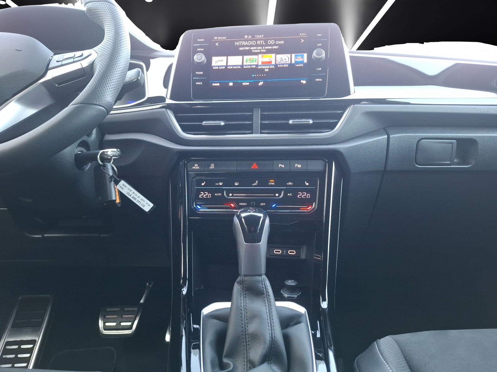 Fahrzeugabbildung Volkswagen T-Roc TSI R-Line DSG LED-plus AHK Navi AID ACC RFK SH 17