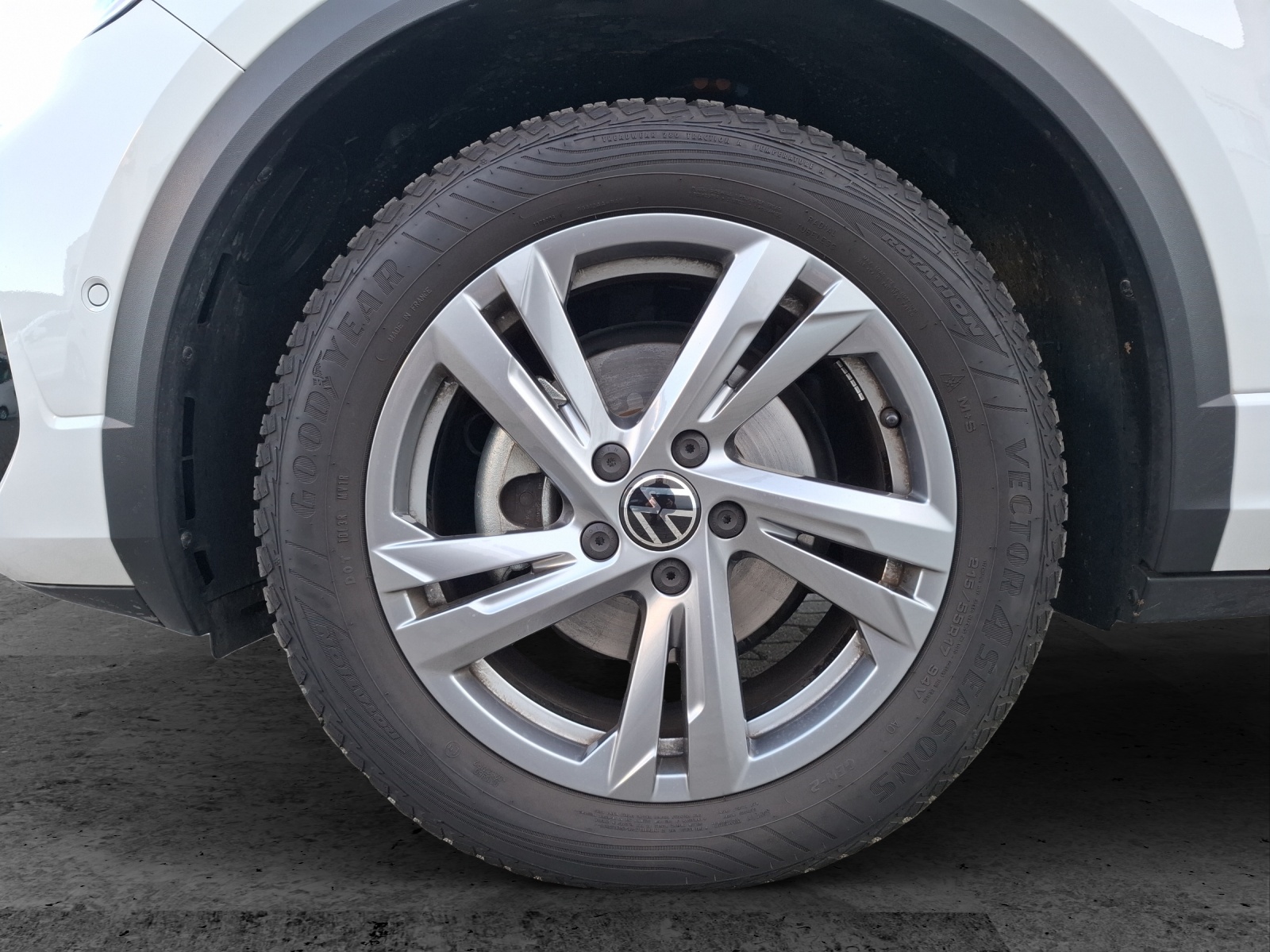 Fahrzeugabbildung Volkswagen T-Roc TSI R-Line DSG LED-plus AHK Navi AID ACC RFK SH 17