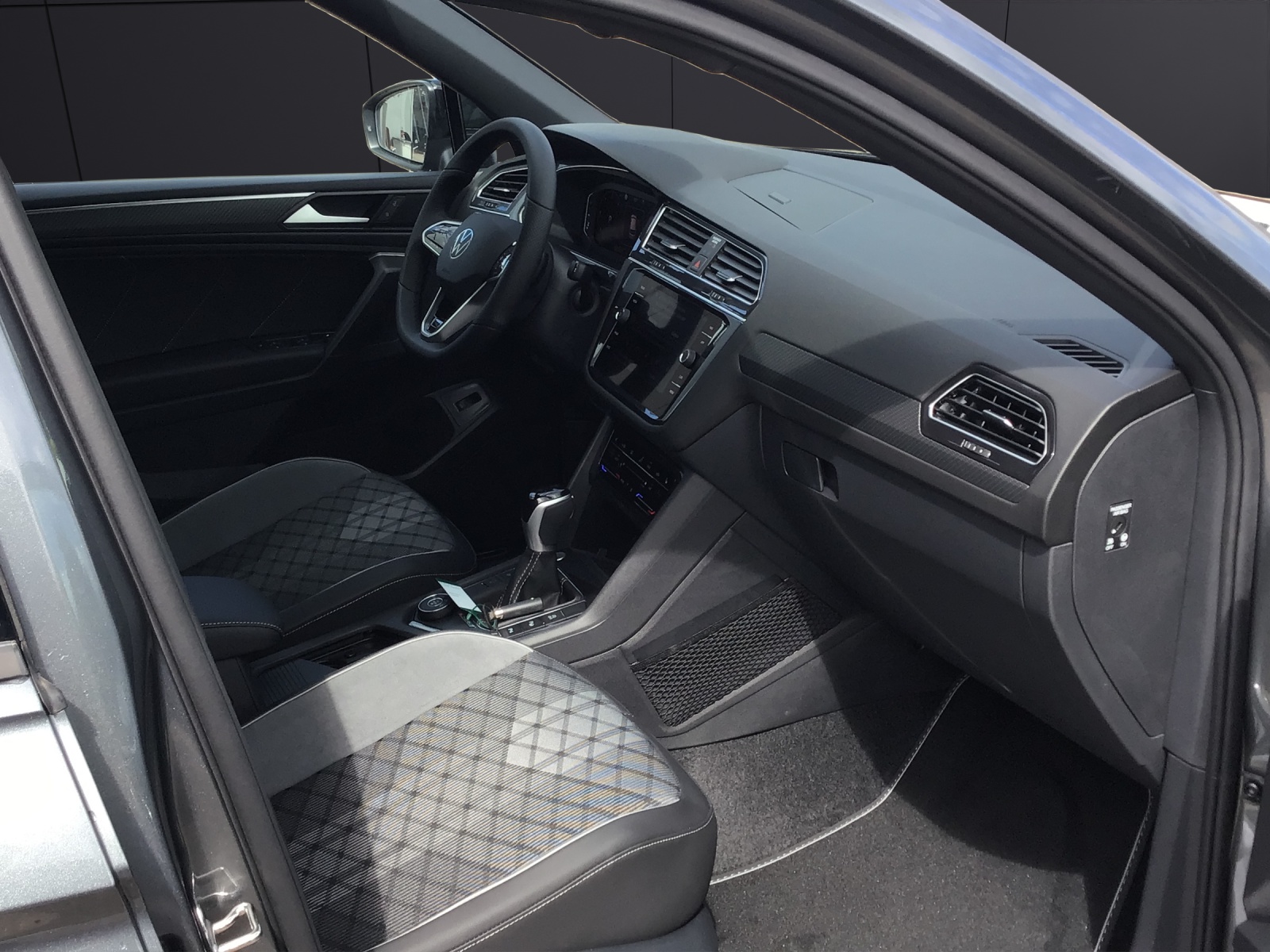 Fahrzeugabbildung Volkswagen Tiguan Allspace R-Line TDI 4M DSG LED AHK NAVI FAP+