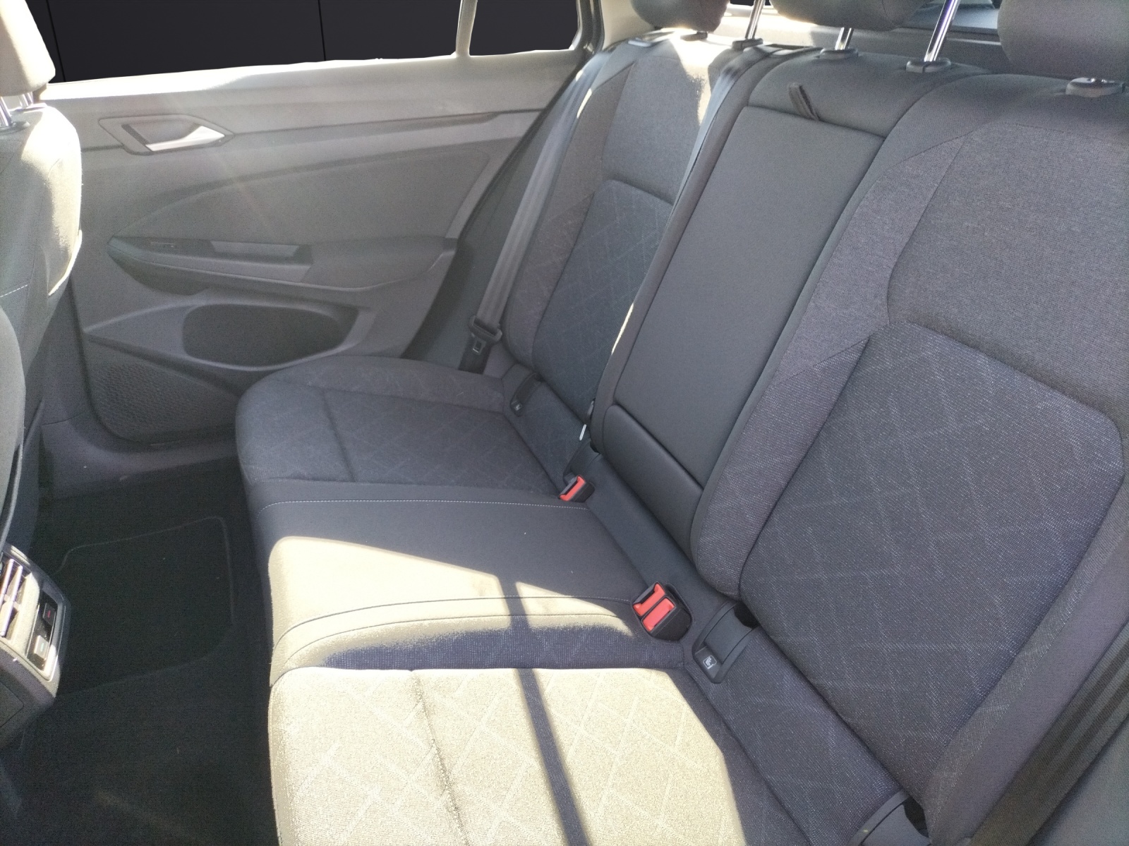 Fahrzeugabbildung Volkswagen Golf VIII Variant Life TDI DSG LED ACC AHK SHZ PDC Navi Klima