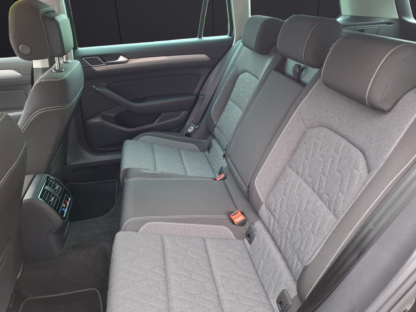 Fahrzeugabbildung Volkswagen Passat Variant TDI Business DSG LED Navi ACC RFK SH APP