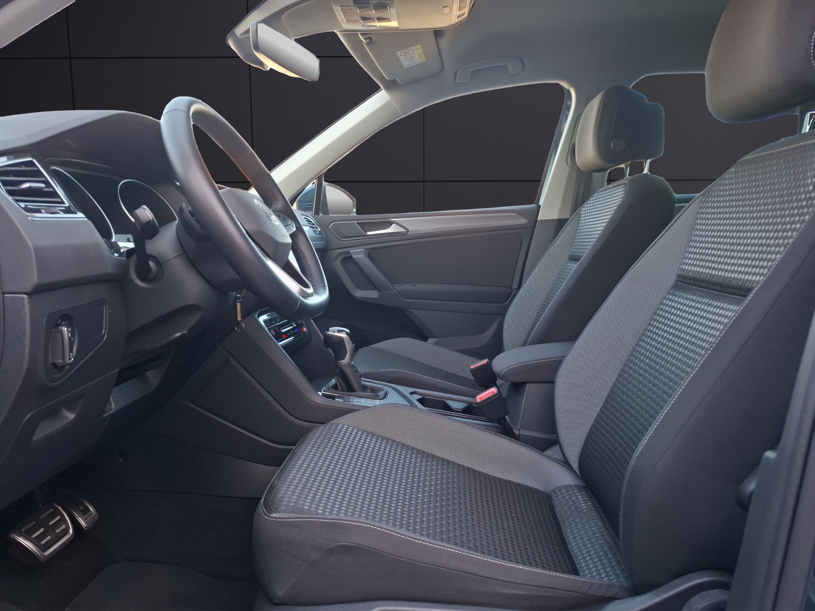 Fahrzeugabbildung Volkswagen Tiguan TSI Active DSG LED Navi ACC RFK SH 18