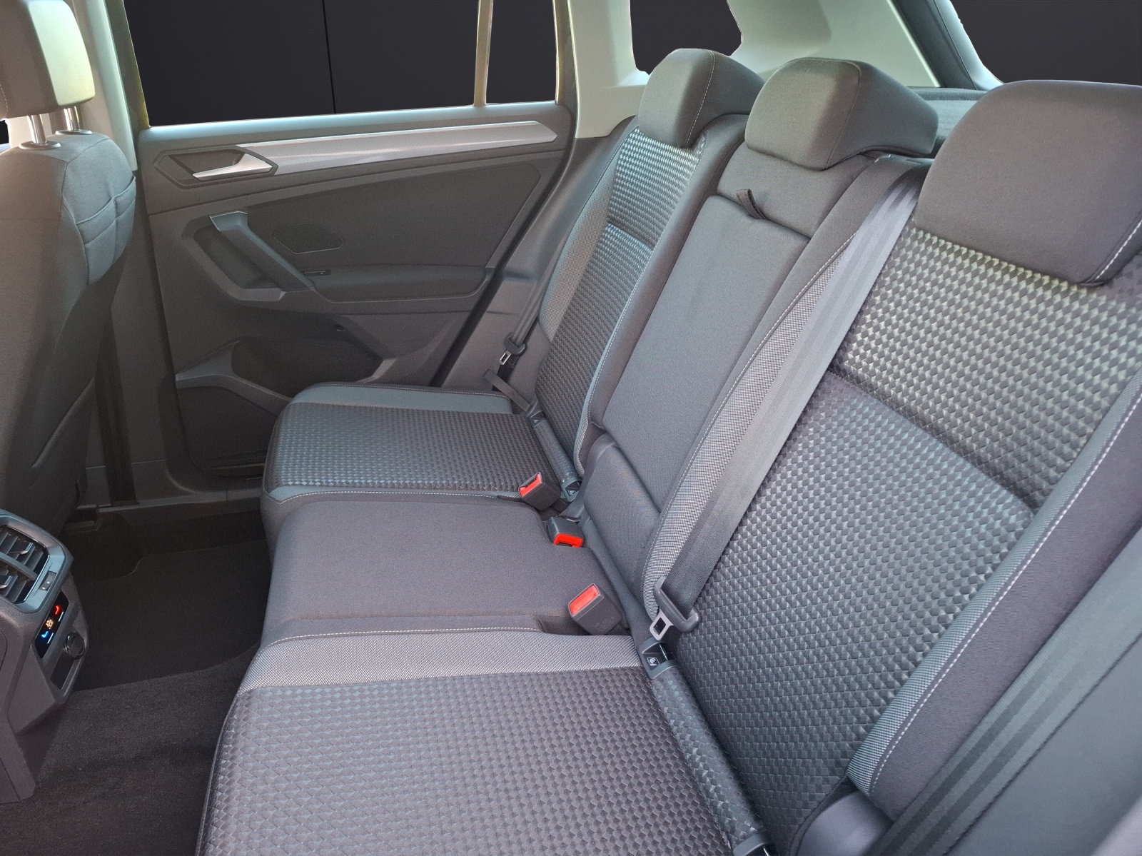 Fahrzeugabbildung Volkswagen Tiguan TSI Active DSG LED Navi ACC RFK SH 18