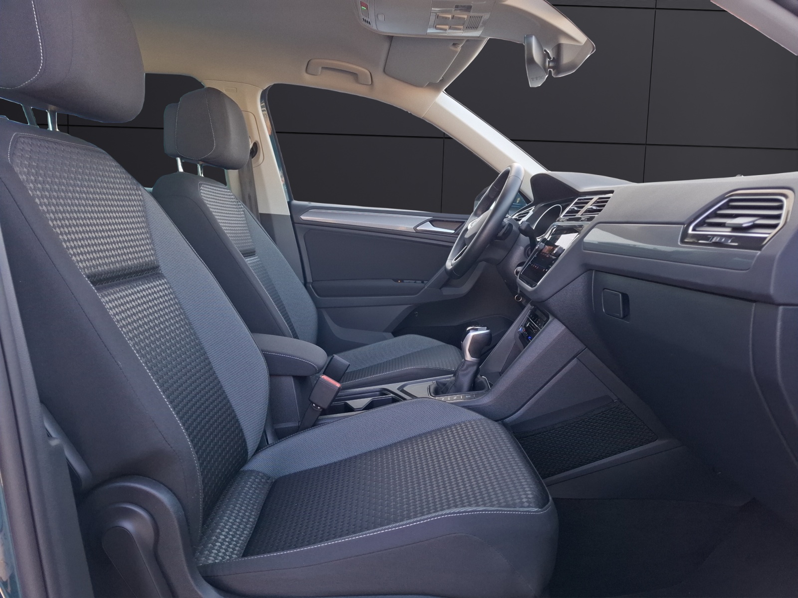 Fahrzeugabbildung Volkswagen Tiguan TSI Active DSG LED Navi ACC RFK SH 18