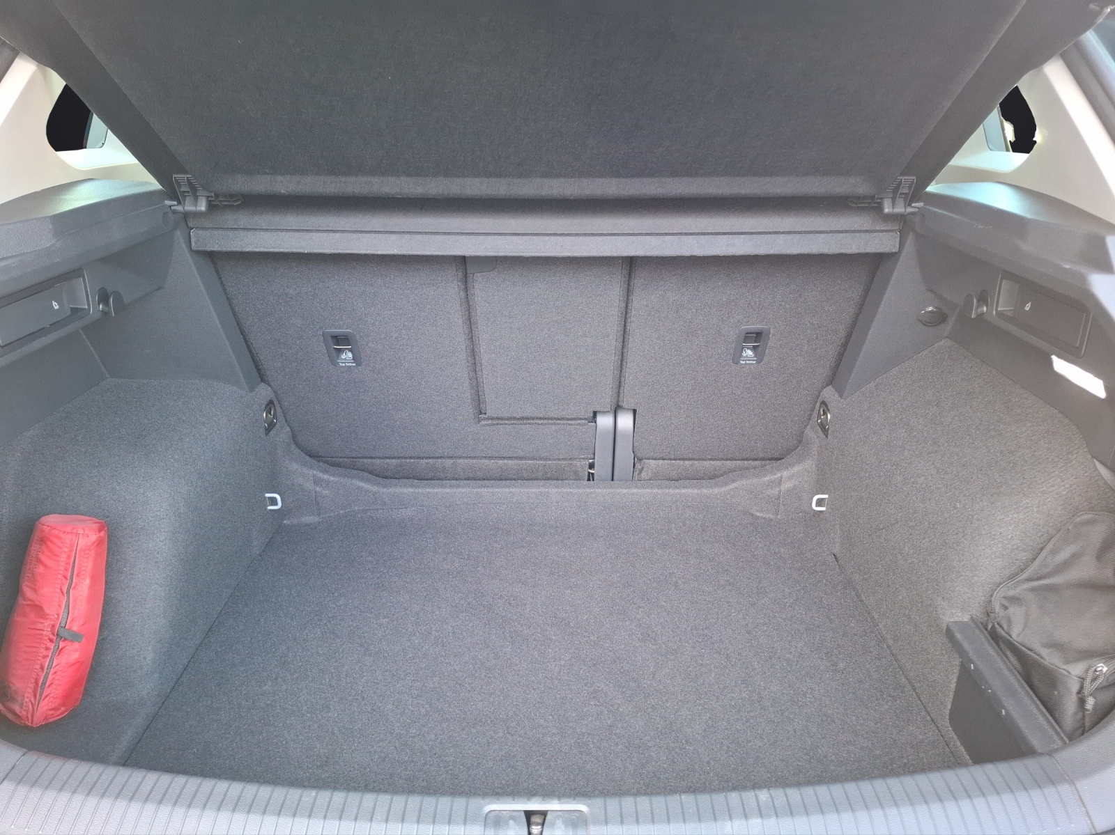 Fahrzeugabbildung Volkswagen Tiguan TSI Active DSG LED Navi ACC RFK SH 18