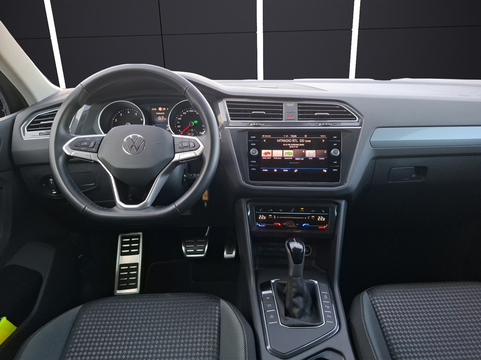 Fahrzeugabbildung Volkswagen Tiguan TSI Active DSG LED Navi ACC RFK SH 18