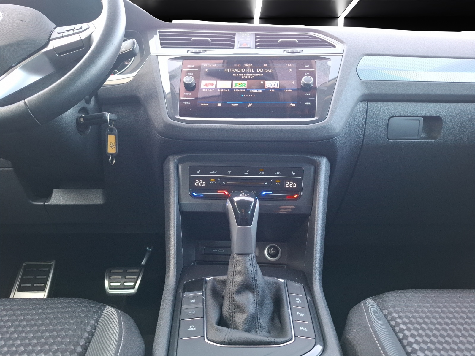 Fahrzeugabbildung Volkswagen Tiguan TSI Active DSG LED Navi ACC RFK SH 18