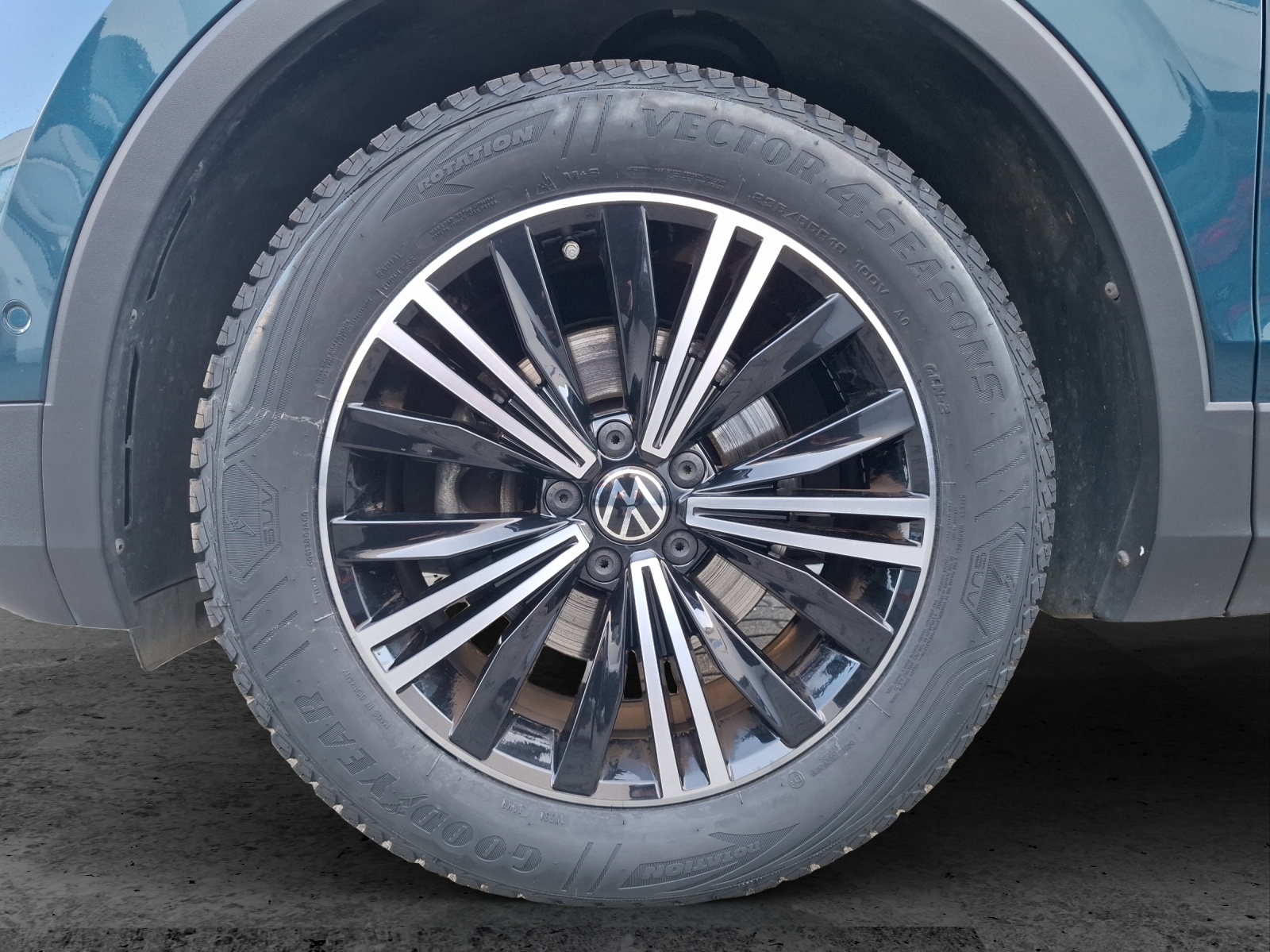 Fahrzeugabbildung Volkswagen Tiguan TSI Active DSG LED Navi ACC RFK SH 18