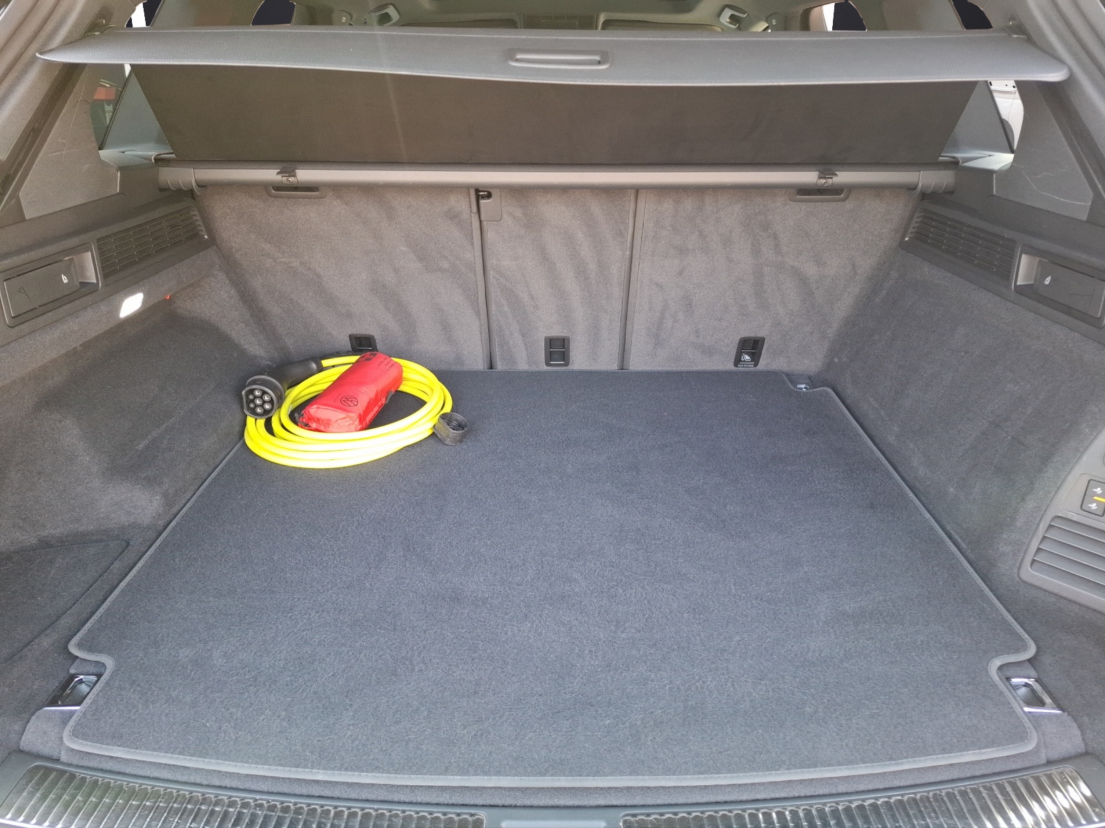 Fahrzeugabbildung Volkswagen Touareg TSI eHybrid R-Line 4M Matrix AHK Pano HUD Leder AID ACC 21