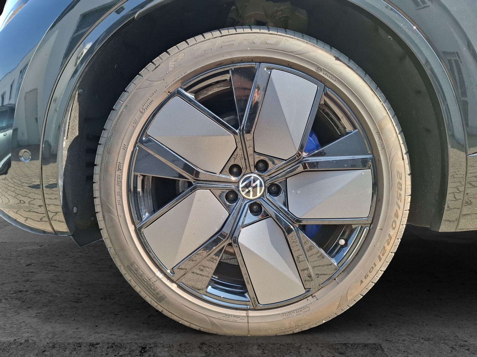 Fahrzeugabbildung Volkswagen Touareg TSI eHybrid R-Line 4M Matrix AHK Pano HUD Leder AID ACC 21