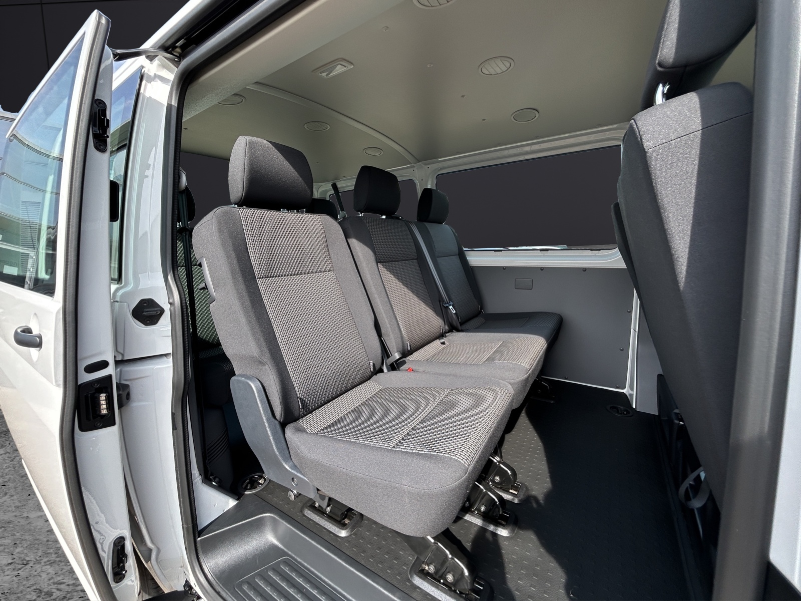 Fahrzeugabbildung Volkswagen T6 Kombi T6.1 TDI 9- Sitzer LED GRA PDK KLIMA VORB. AHK