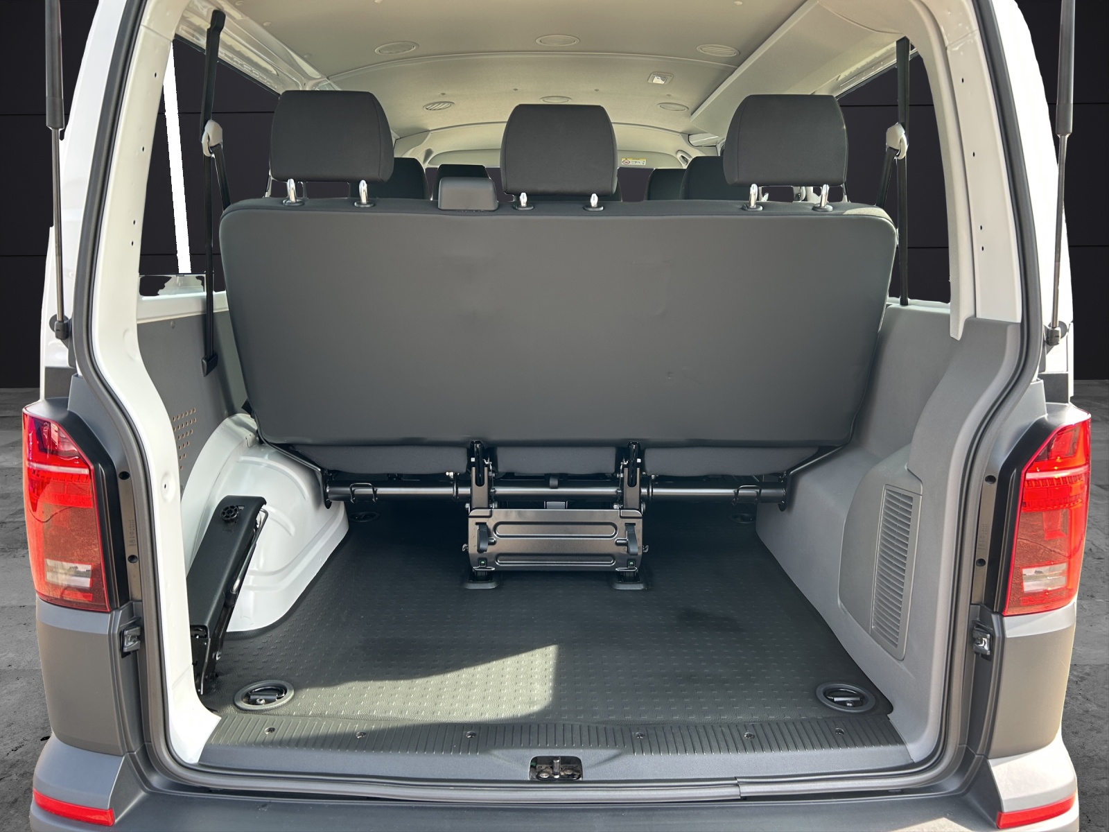 Fahrzeugabbildung Volkswagen T6 Kombi T6.1 TDI 9- Sitzer LED GRA PDK KLIMA VORB. AHK