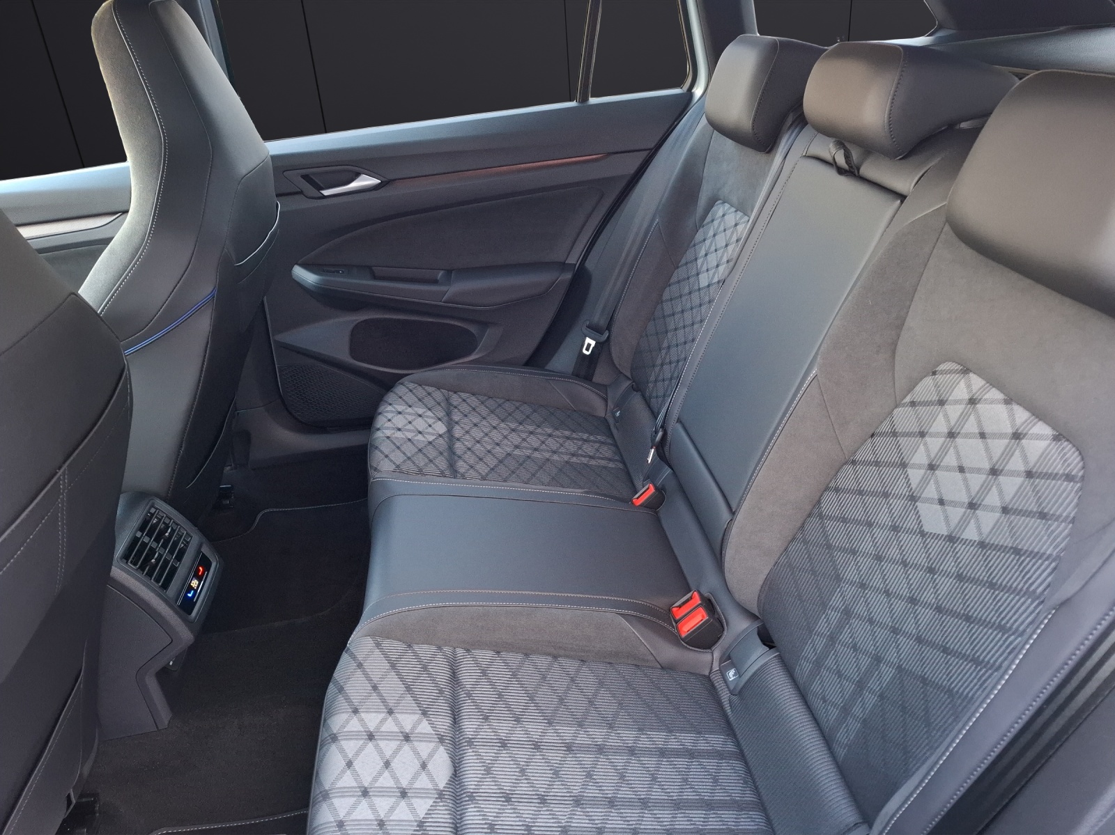 Fahrzeugabbildung Volkswagen Golf VIII Variant eTSI R-Line DSG LED AHK Navi HUD AID ACC RFK SH