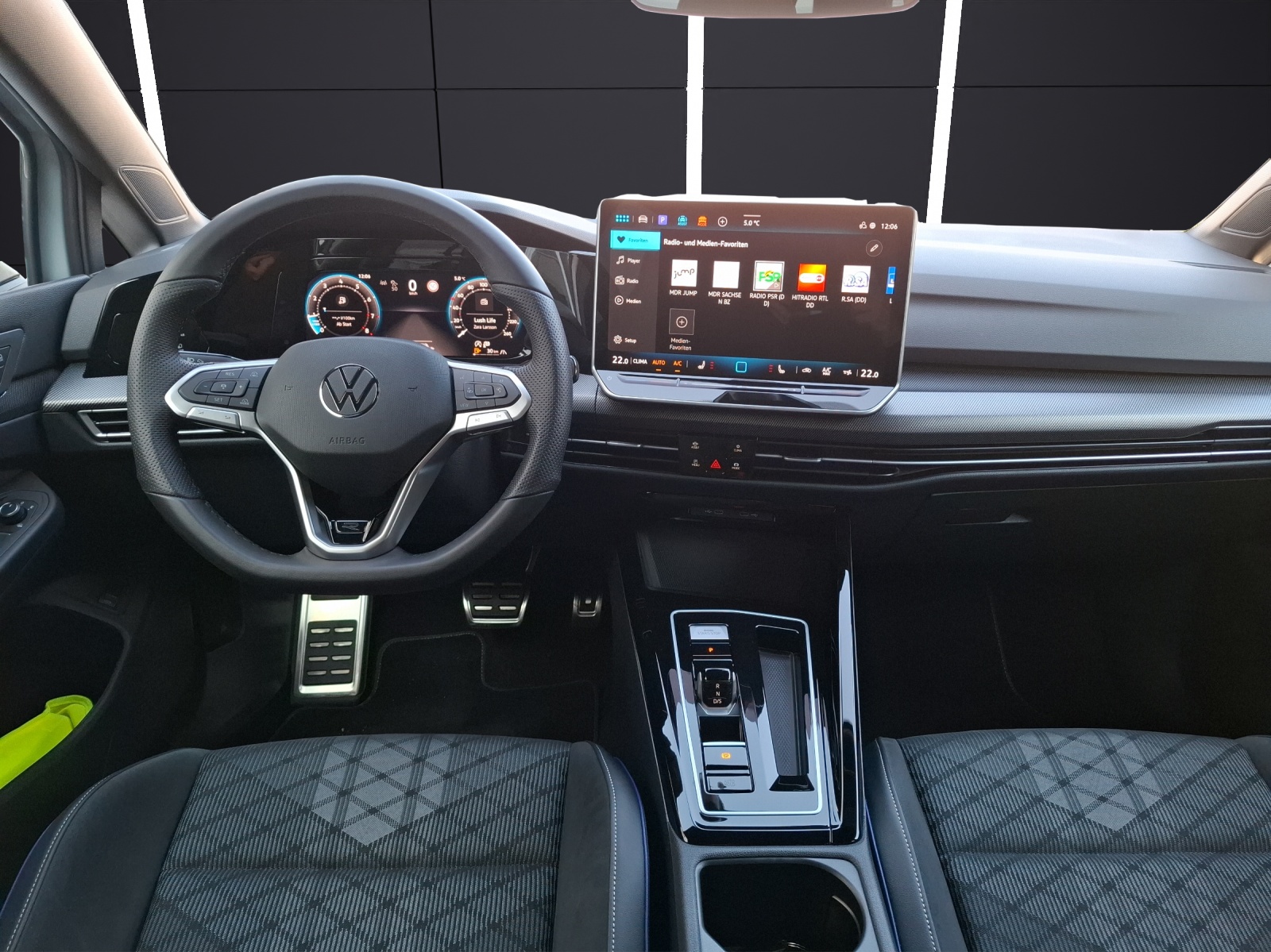 Fahrzeugabbildung Volkswagen Golf VIII Variant eTSI R-Line DSG LED AHK Navi HUD AID ACC RFK SH