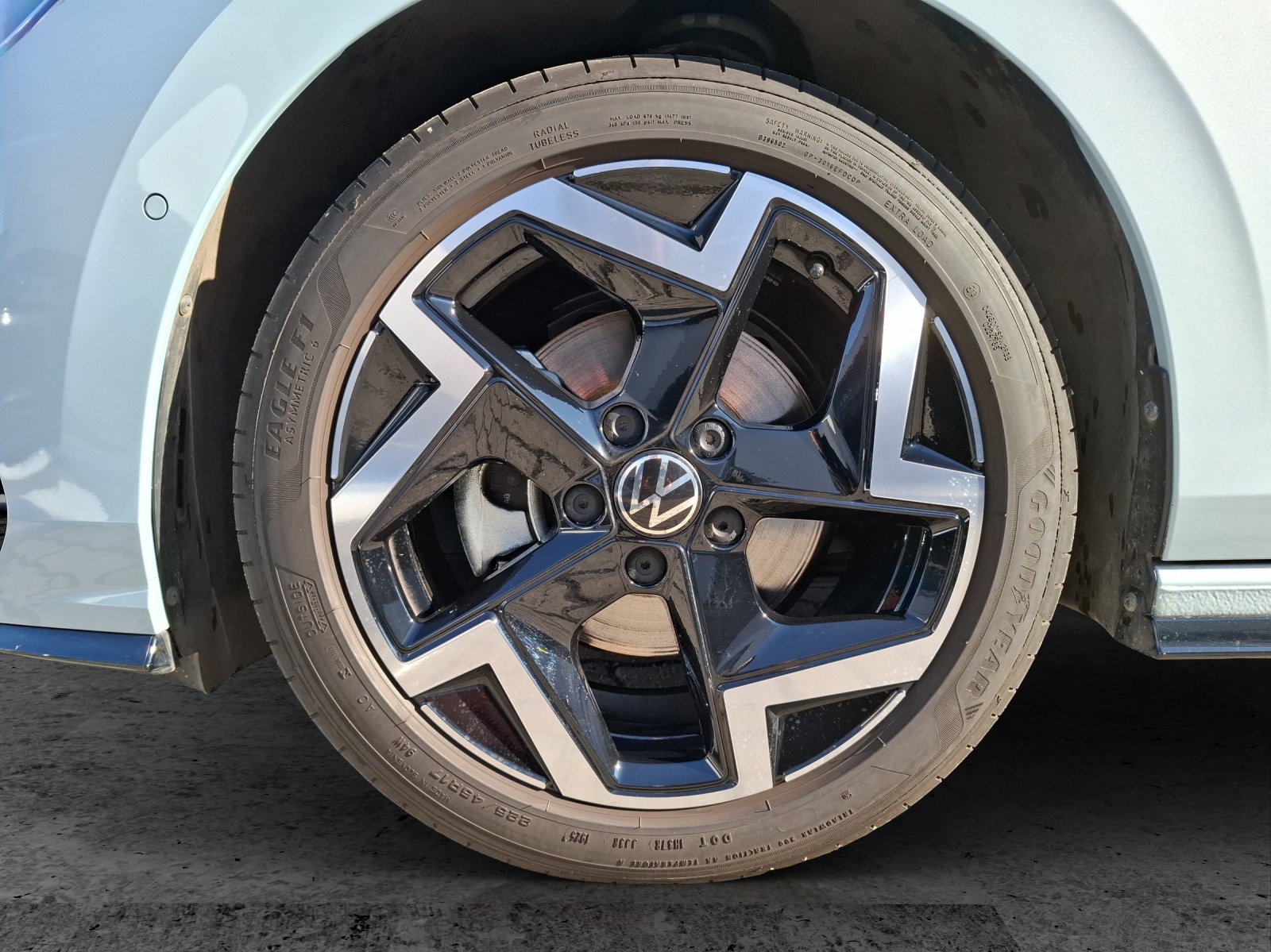 Fahrzeugabbildung Volkswagen Golf VIII Variant eTSI R-Line DSG LED AHK Navi HUD AID ACC RFK SH