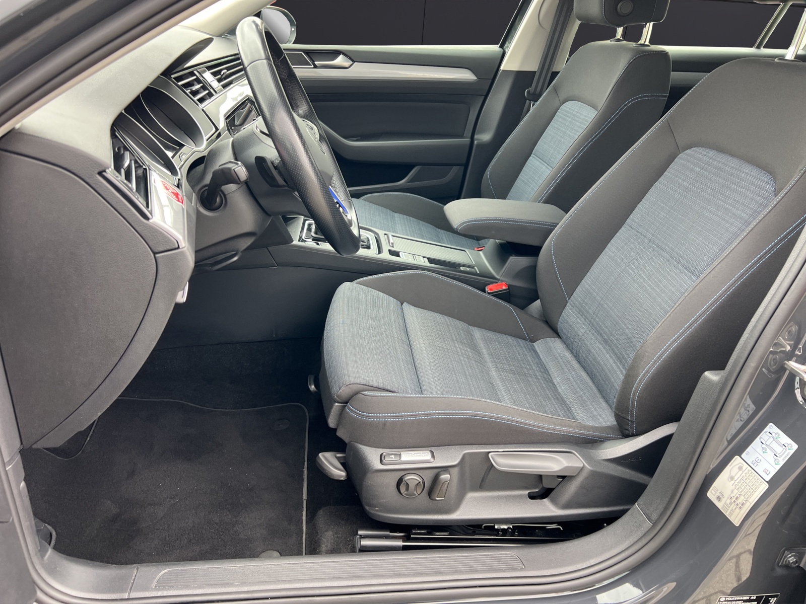Fahrzeugabbildung Volkswagen Passat Variant GTE 1.4 TSI DSG LED Navi ACC SHZ RFK AppConnect