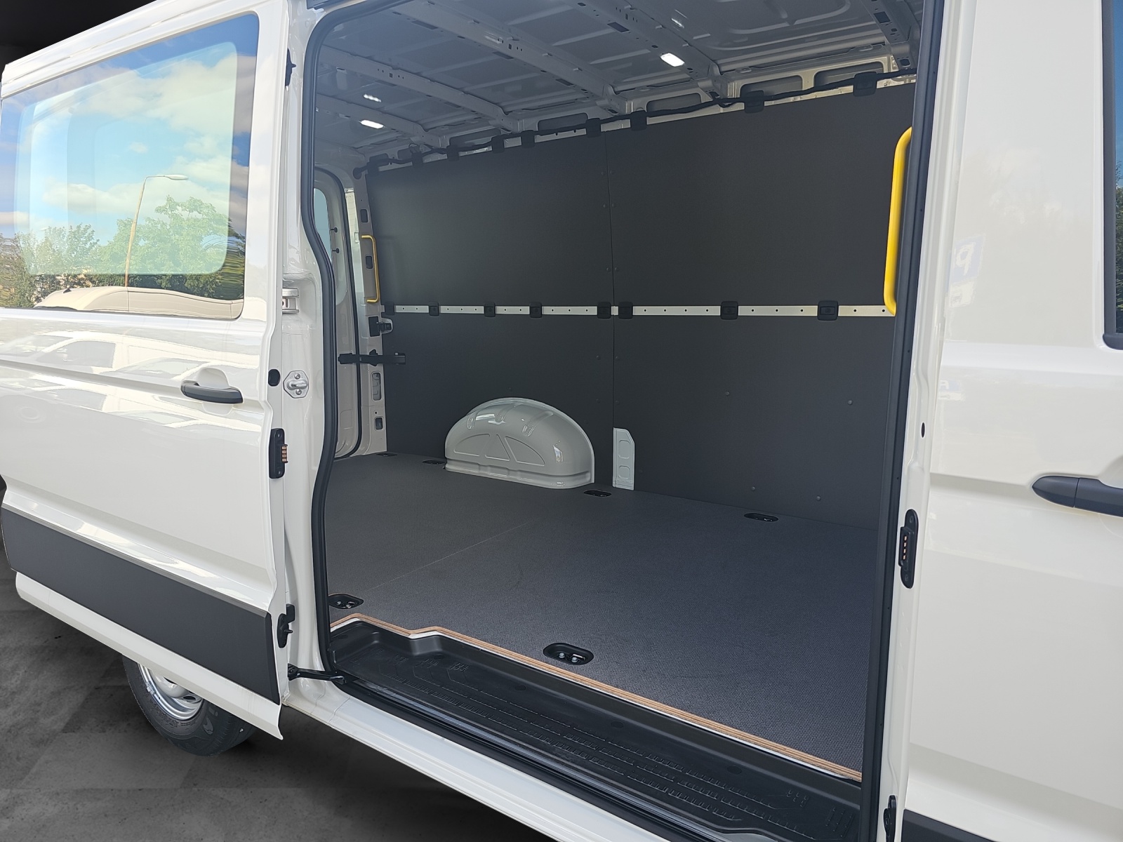 Fahrzeugabbildung Volkswagen Crafter Kasten 2,0l TDI 103 kW MR KAMERA KLIMA AHK DAB+
