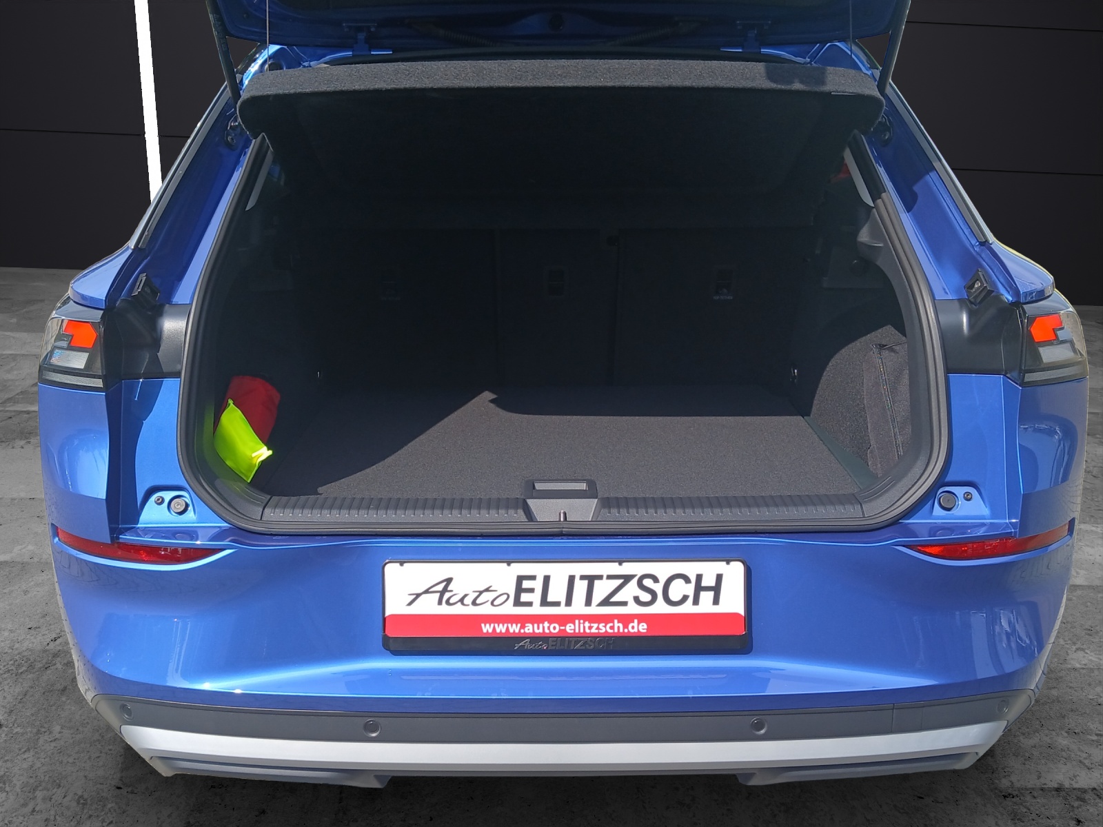 Fahrzeugabbildung Volkswagen T-Roc eTSI Life DSG LED AHK Navi AID ACC RFK SH