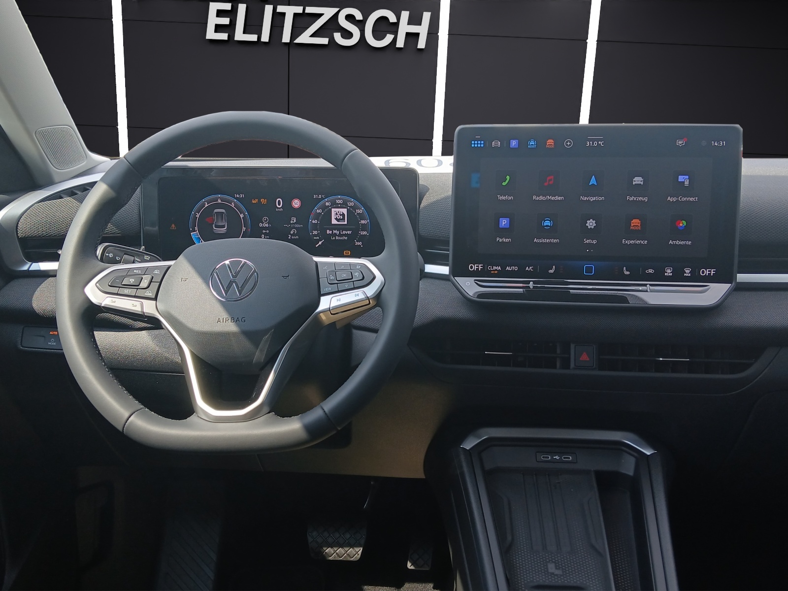 Fahrzeugabbildung Volkswagen T-Roc eTSI Life DSG LED AHK Navi AID ACC RFK SH