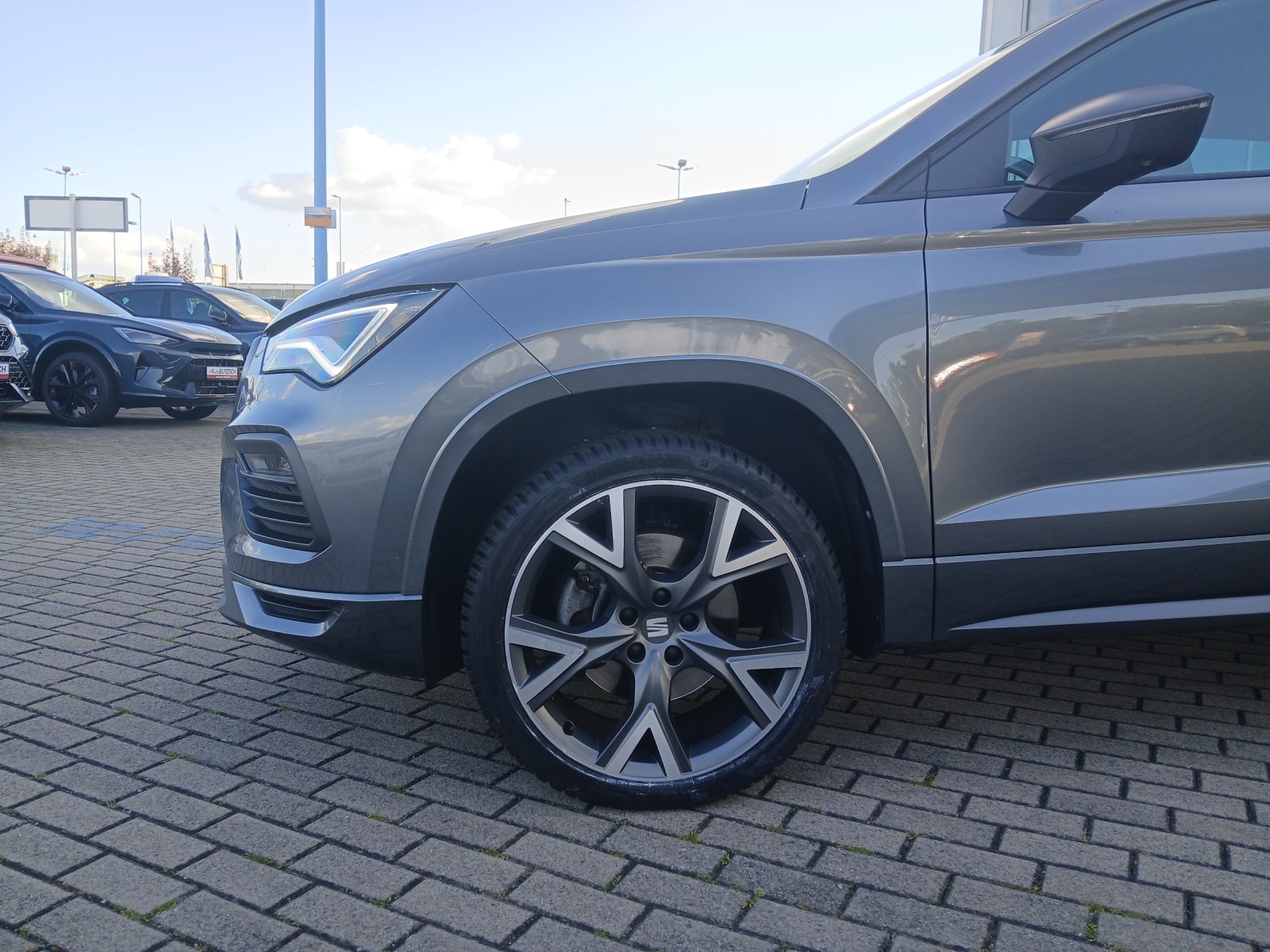Fahrzeugabbildung SEAT Ateca TSI FR-Line DSG LED AHK Navi AID ACC RFK SH