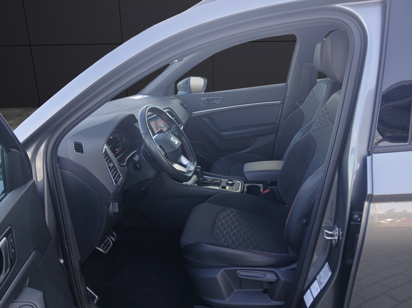 Fahrzeugabbildung SEAT Ateca TSI FR-Line DSG LED AHK Navi AID ACC RFK SH