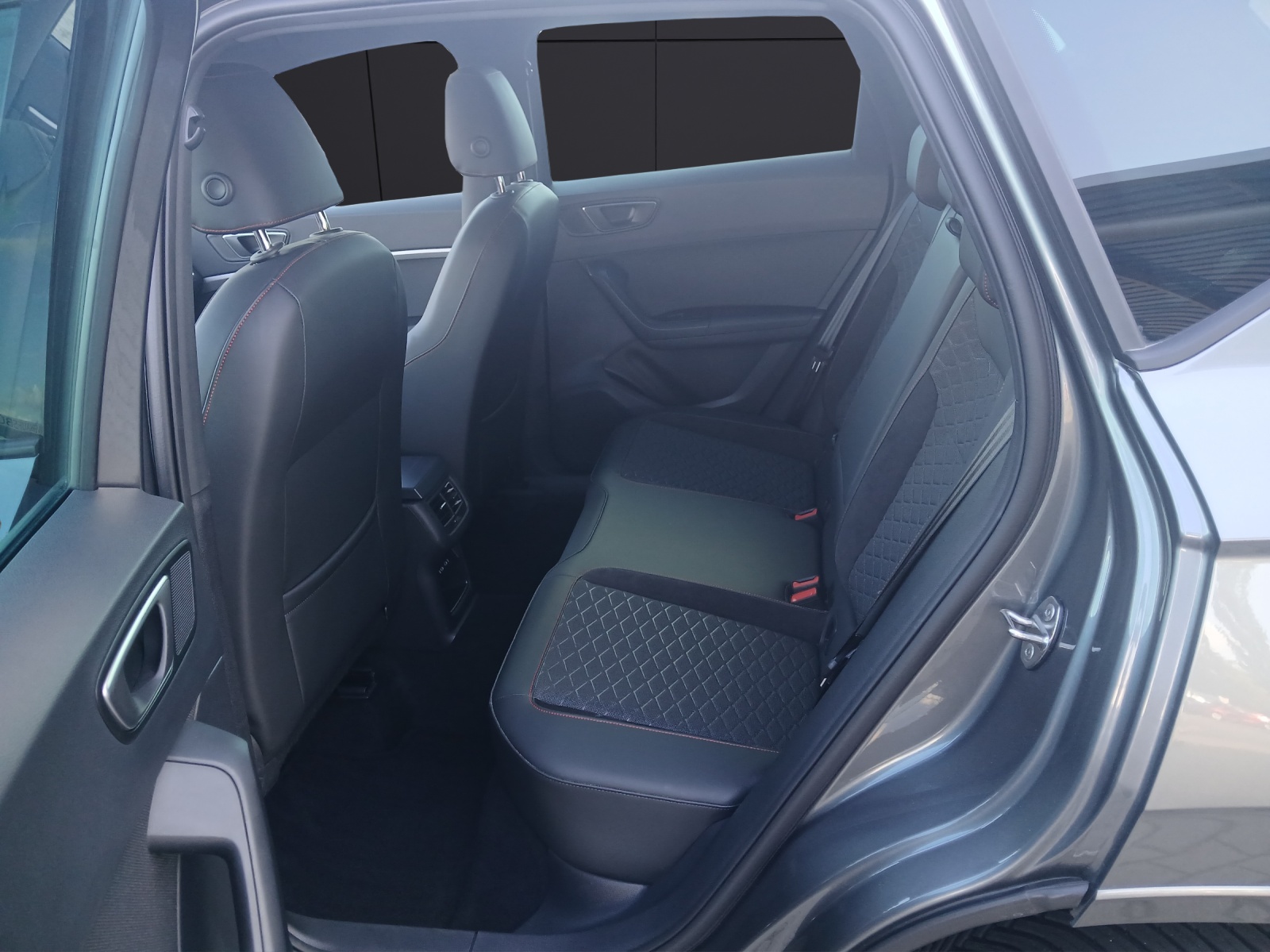 Fahrzeugabbildung SEAT Ateca TSI FR-Line DSG LED AHK Navi AID ACC RFK SH