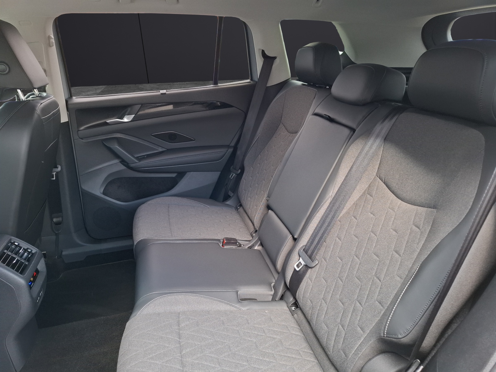 Fahrzeugabbildung Volkswagen Tayron eTSI Life LED AHK Navi AID ACC RFK SH